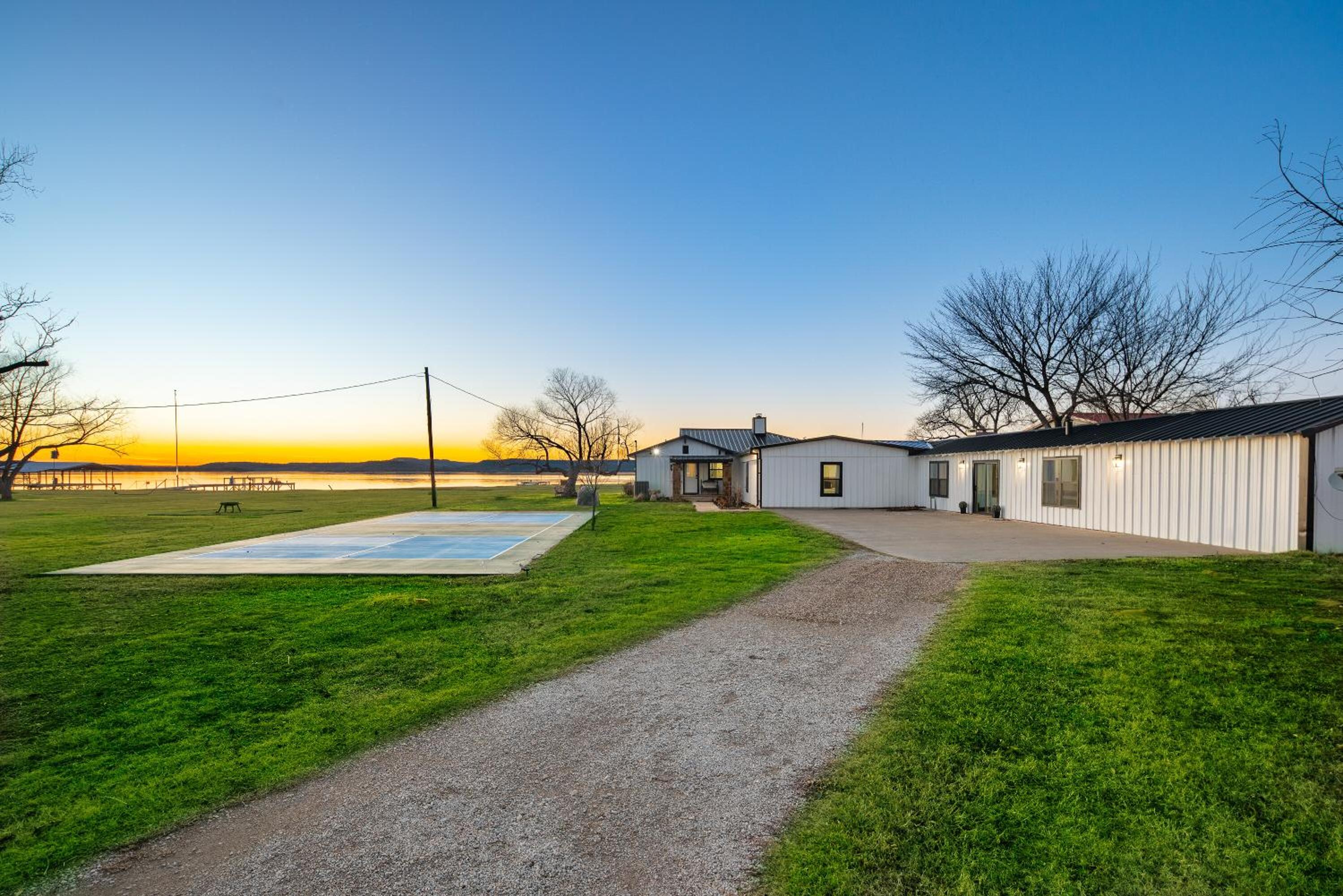 Lakefront Gem with Hot Tub and Game Room in Graford