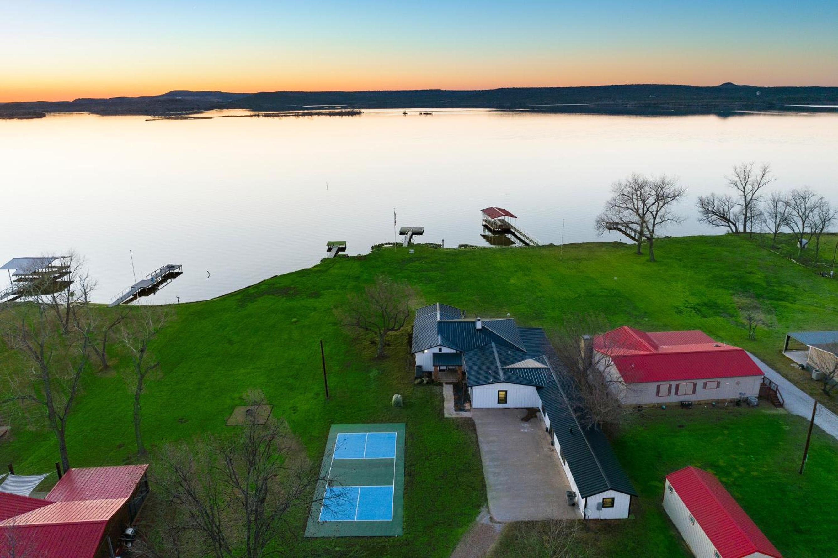 Lakefront Gem with Hot Tub and Game Room in Graford