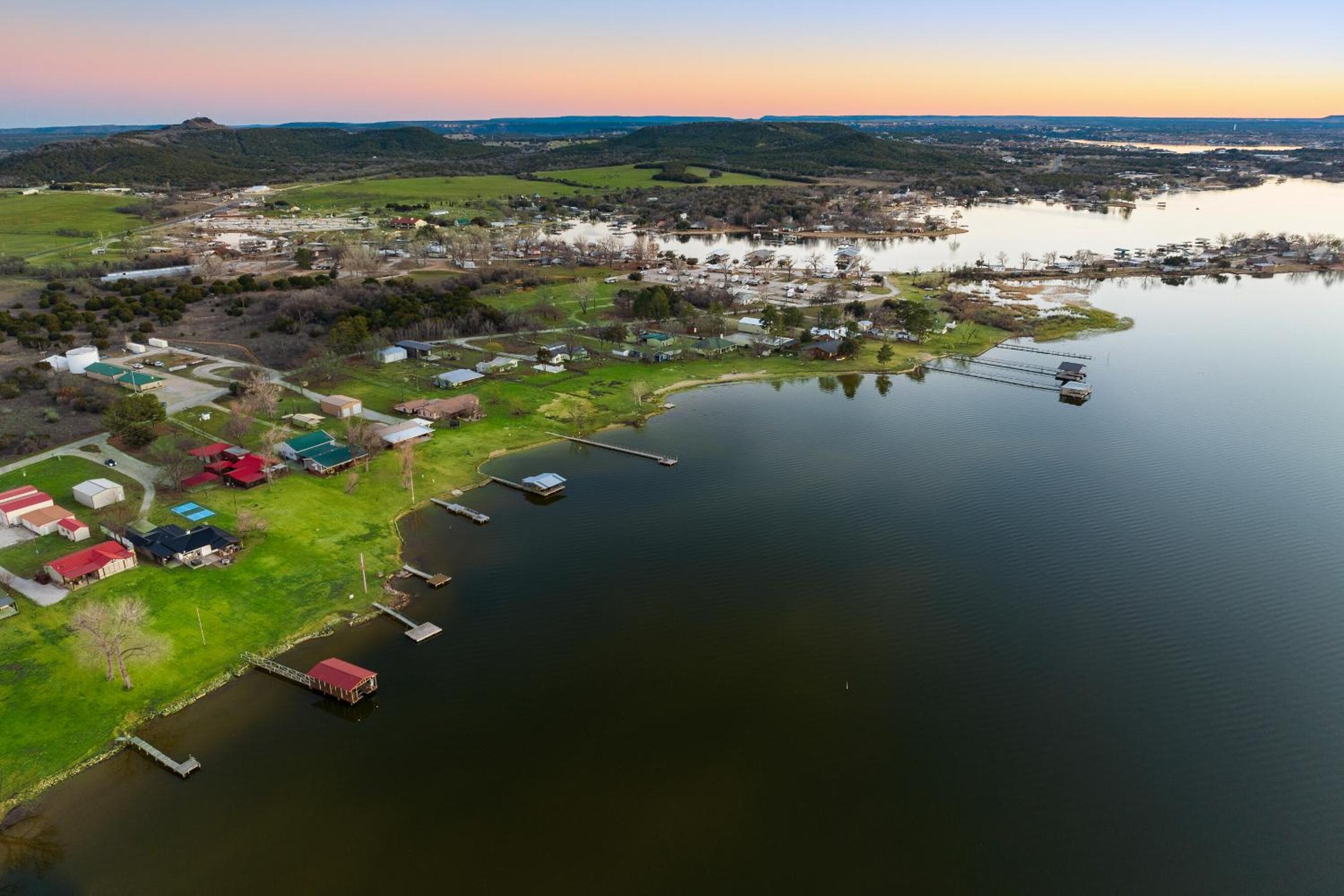 Lakefront Gem with Hot Tub and Game Room in Graford