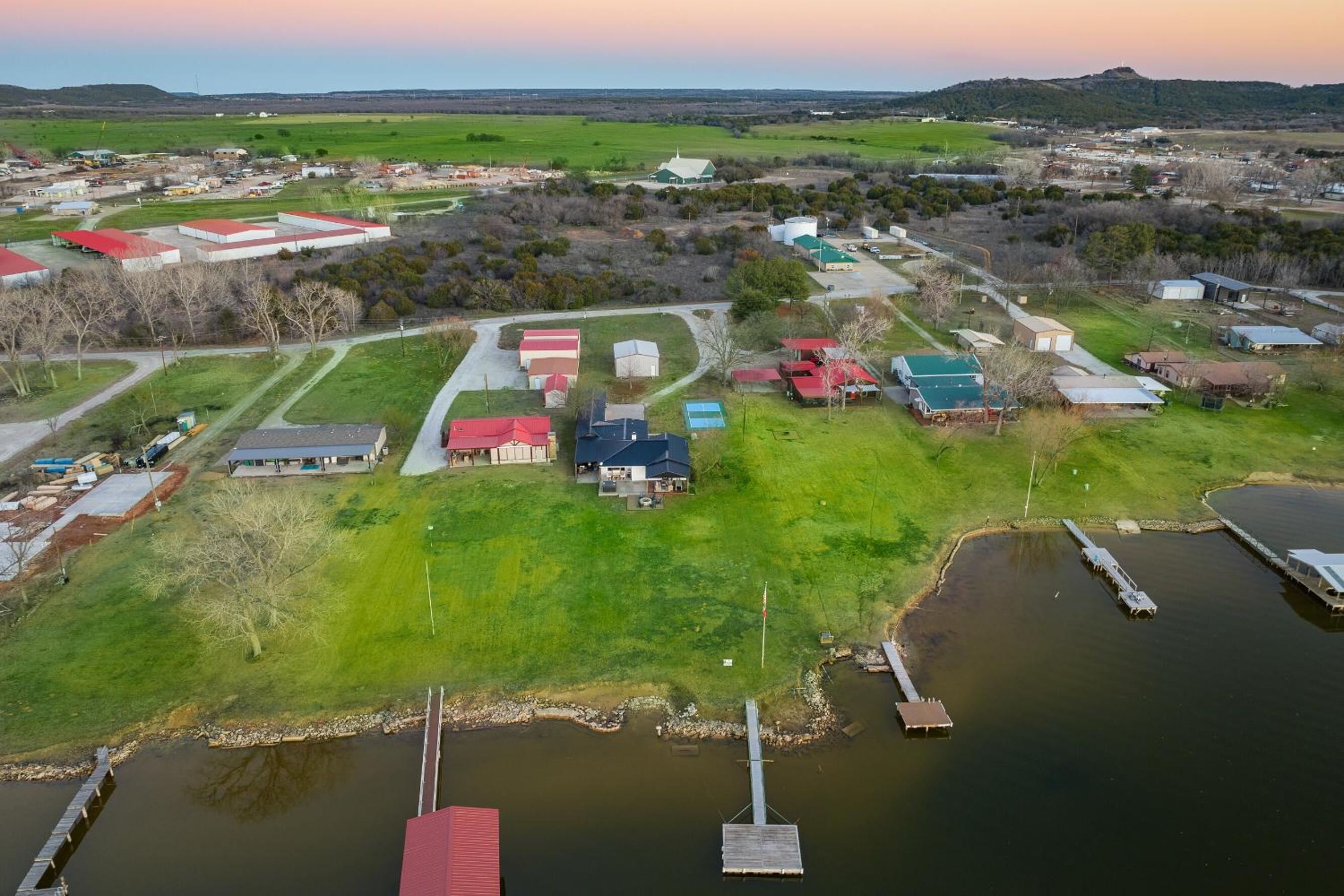Lakefront Gem with Hot Tub and Game Room in Graford