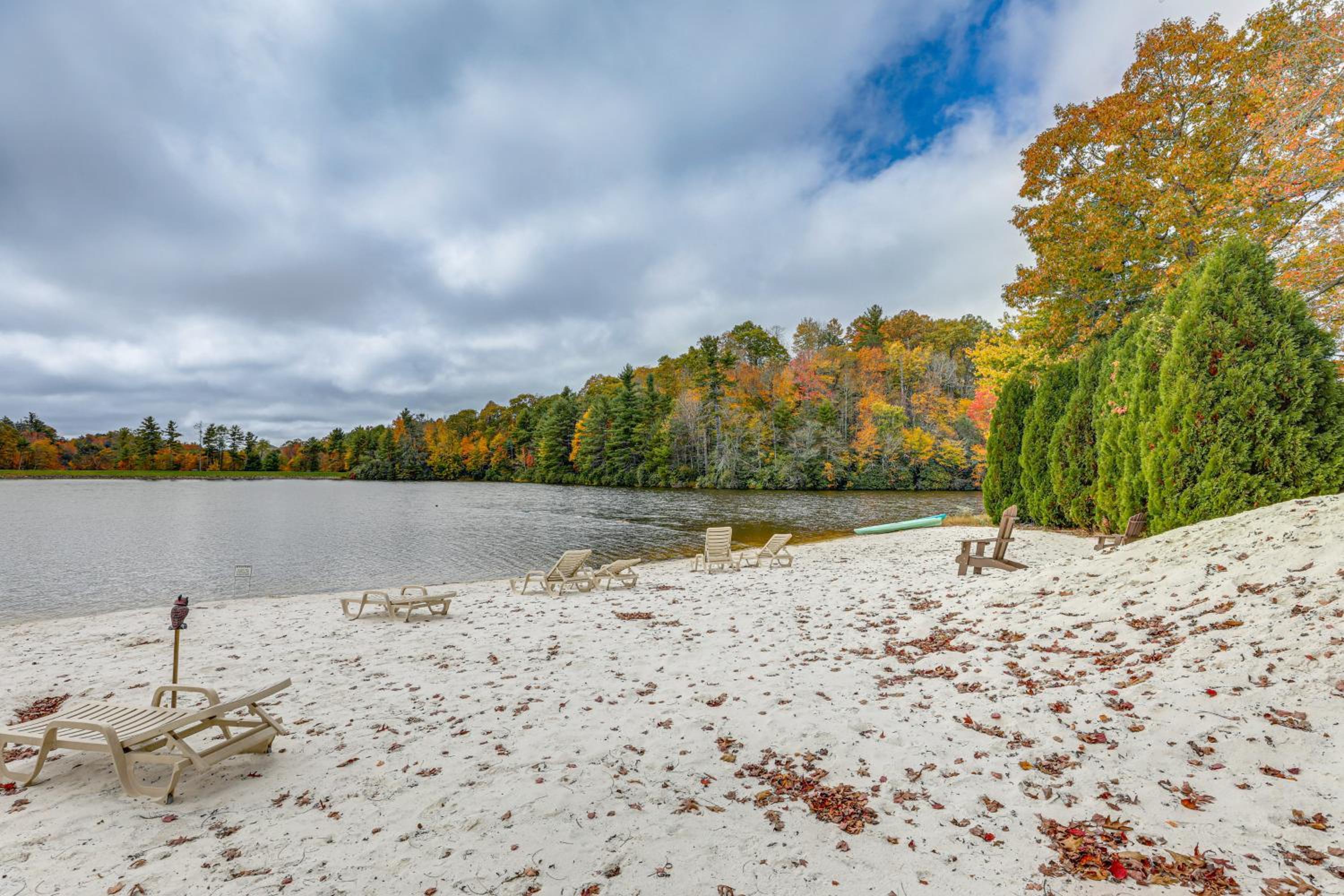 Woodland Gem with Pool Access Linville Land Harbor