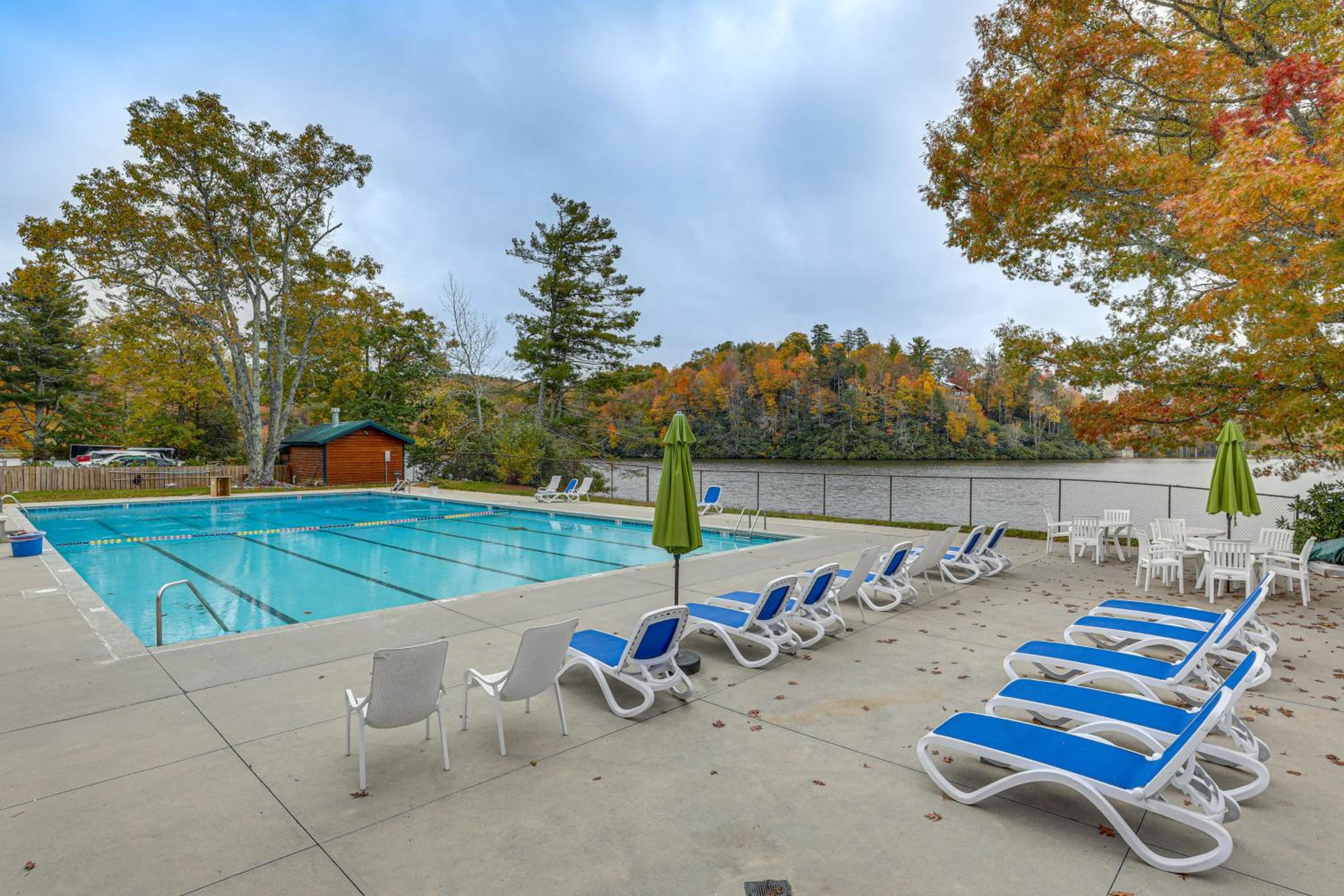 Woodland Gem with Pool Access Linville Land Harbor