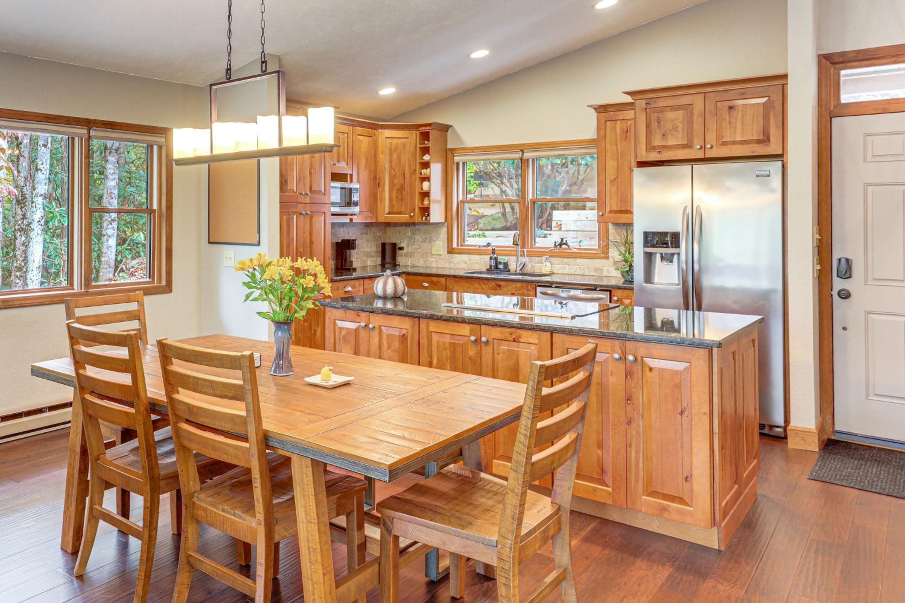 Woodland Gem with Pool Access Linville Land Harbor