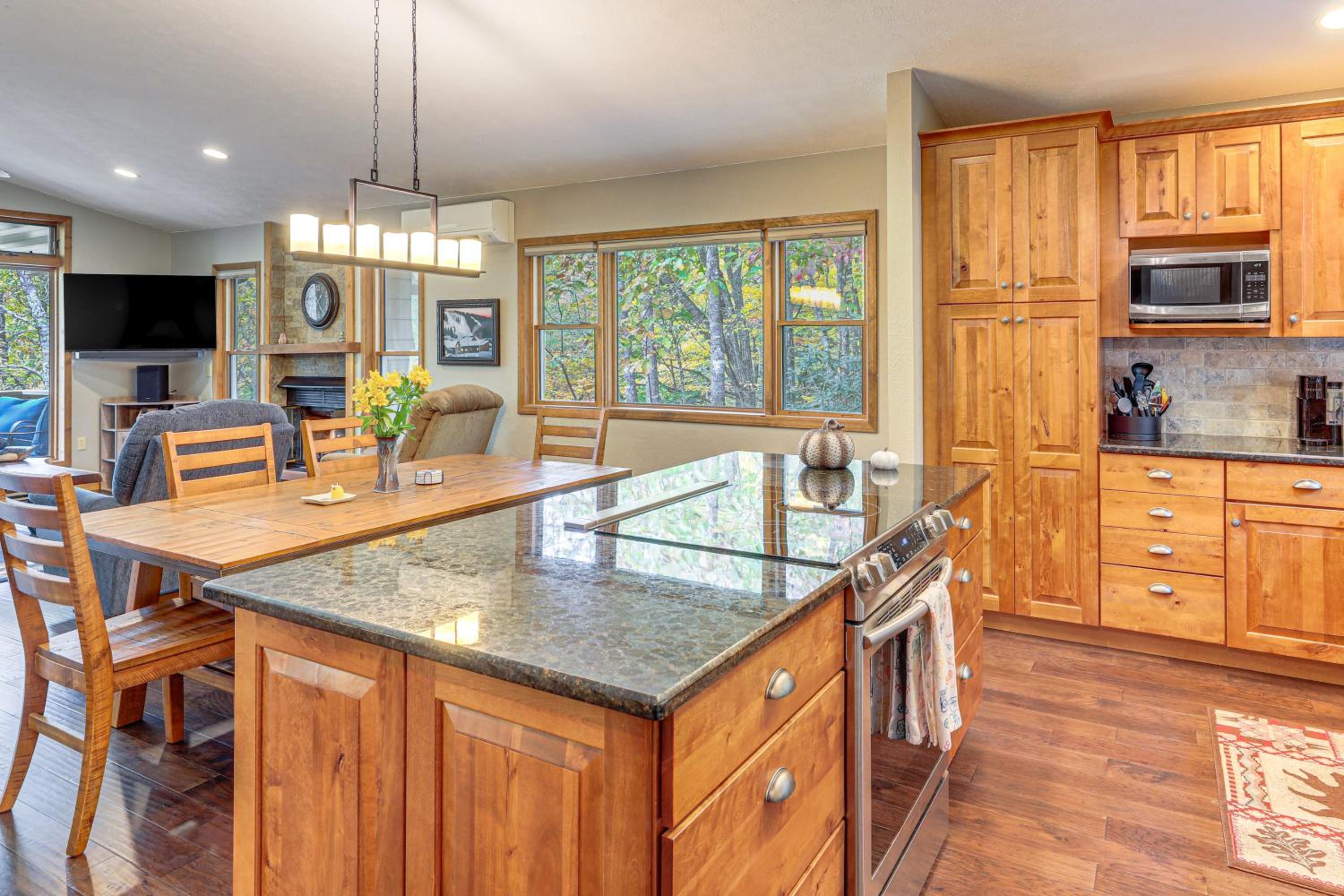 Woodland Gem with Pool Access Linville Land Harbor