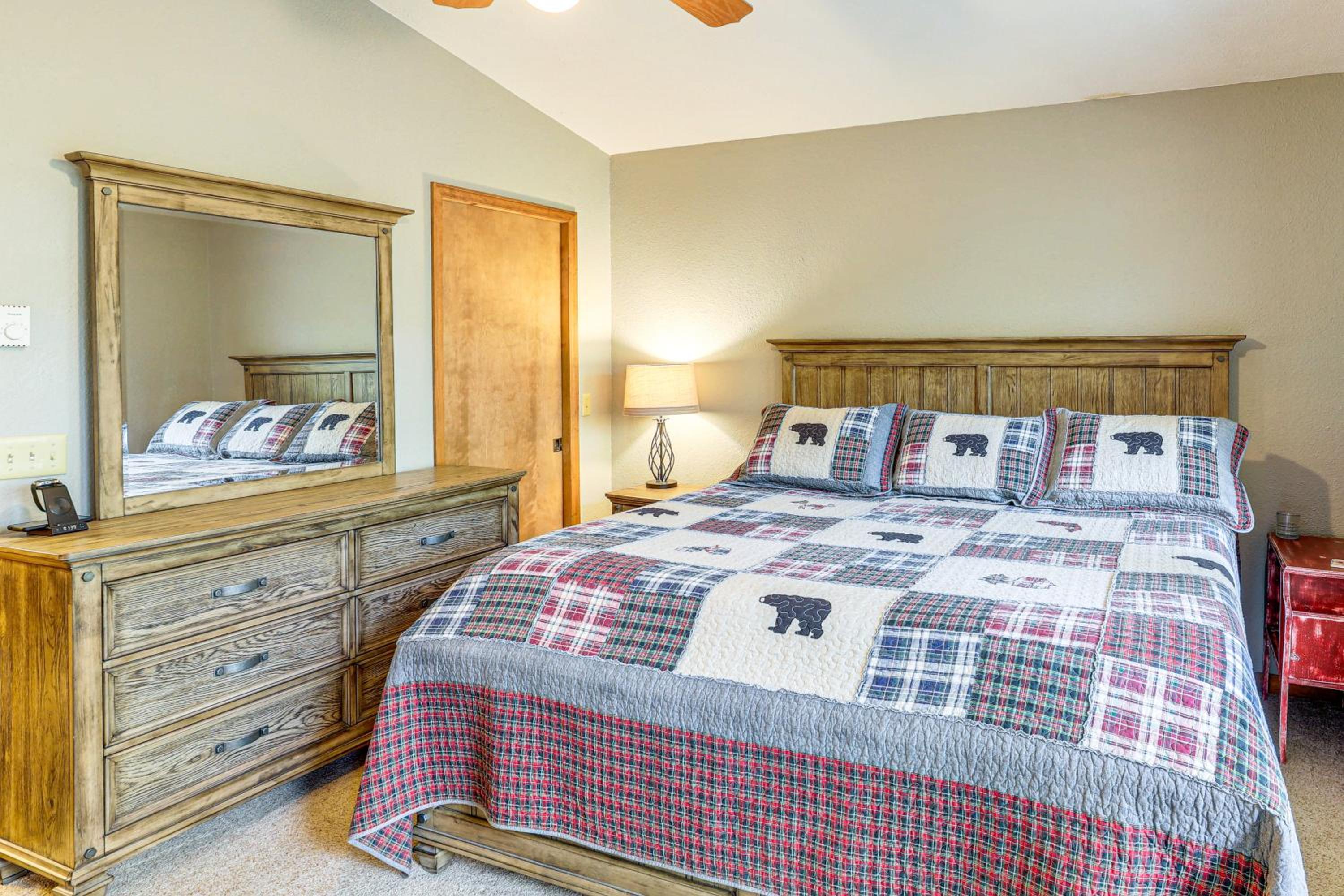 Woodland Gem with Pool Access Linville Land Harbor