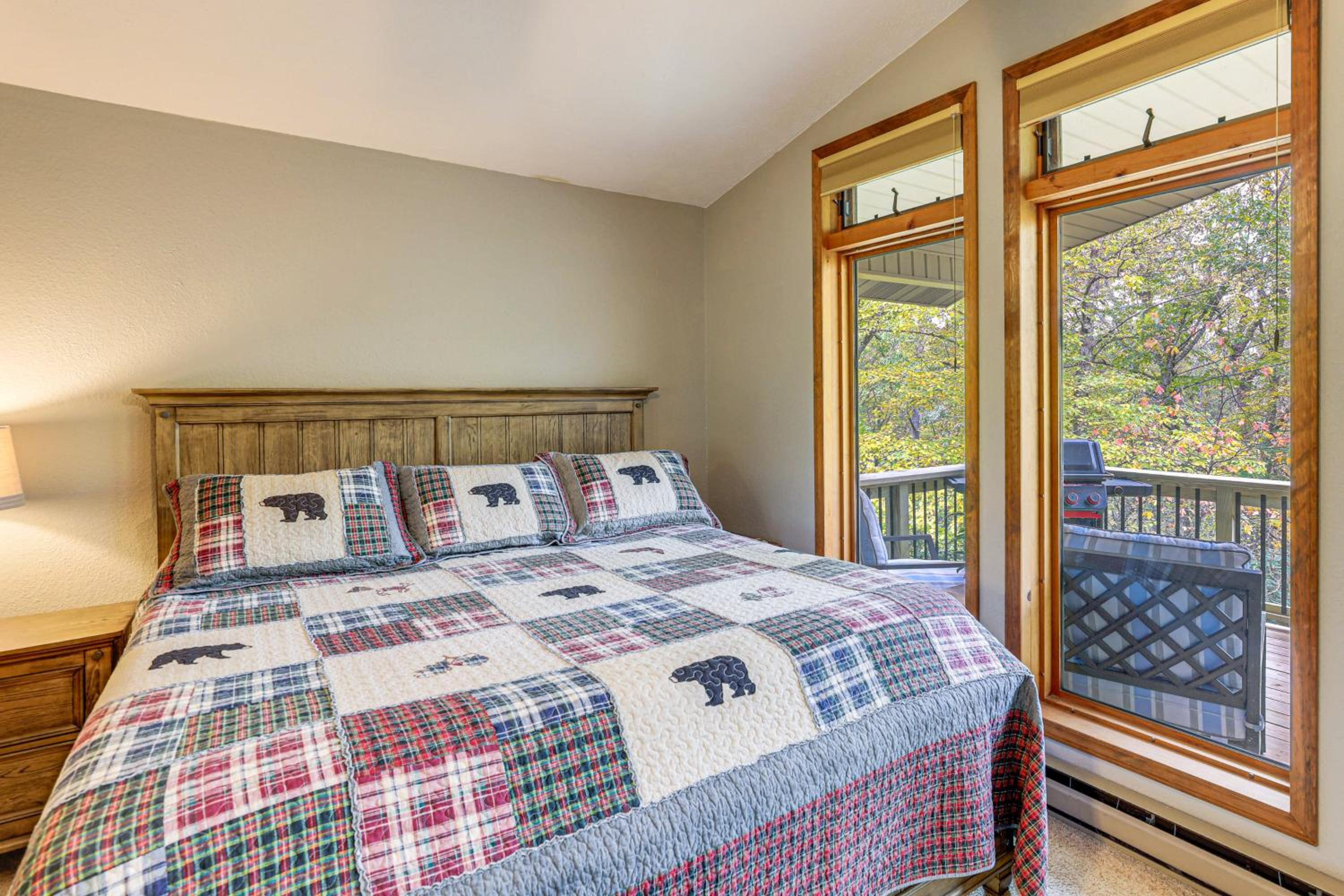 Woodland Gem with Pool Access Linville Land Harbor