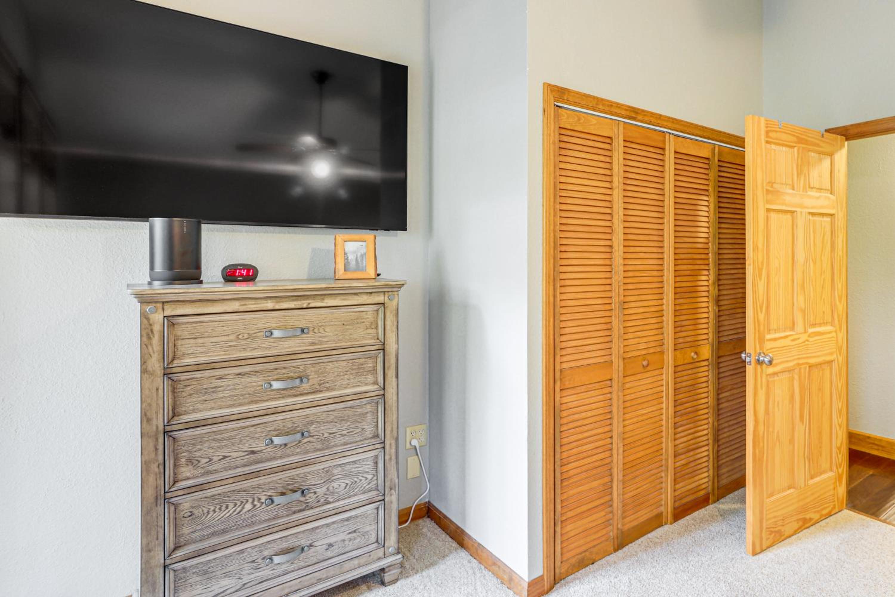 Woodland Gem with Pool Access Linville Land Harbor