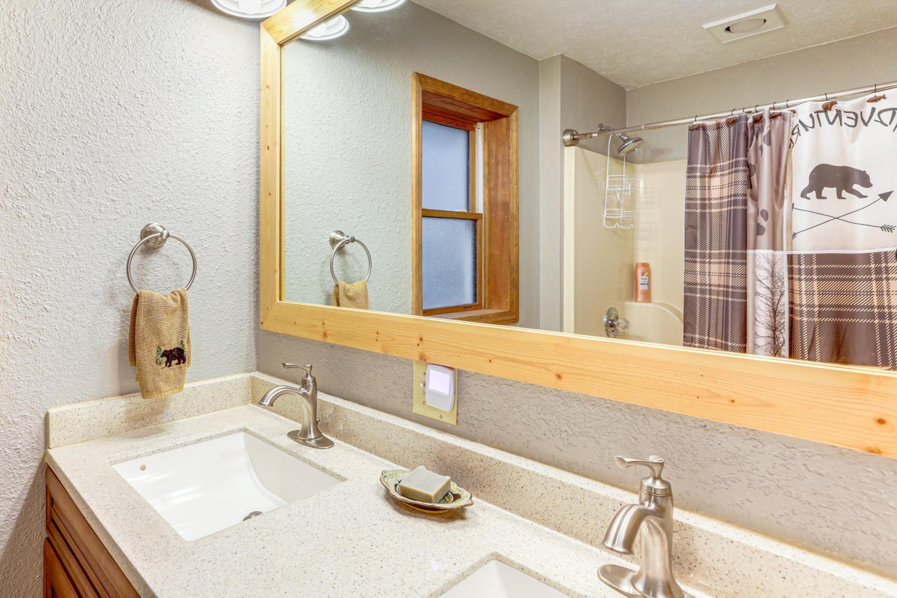 Woodland Gem with Pool Access Linville Land Harbor