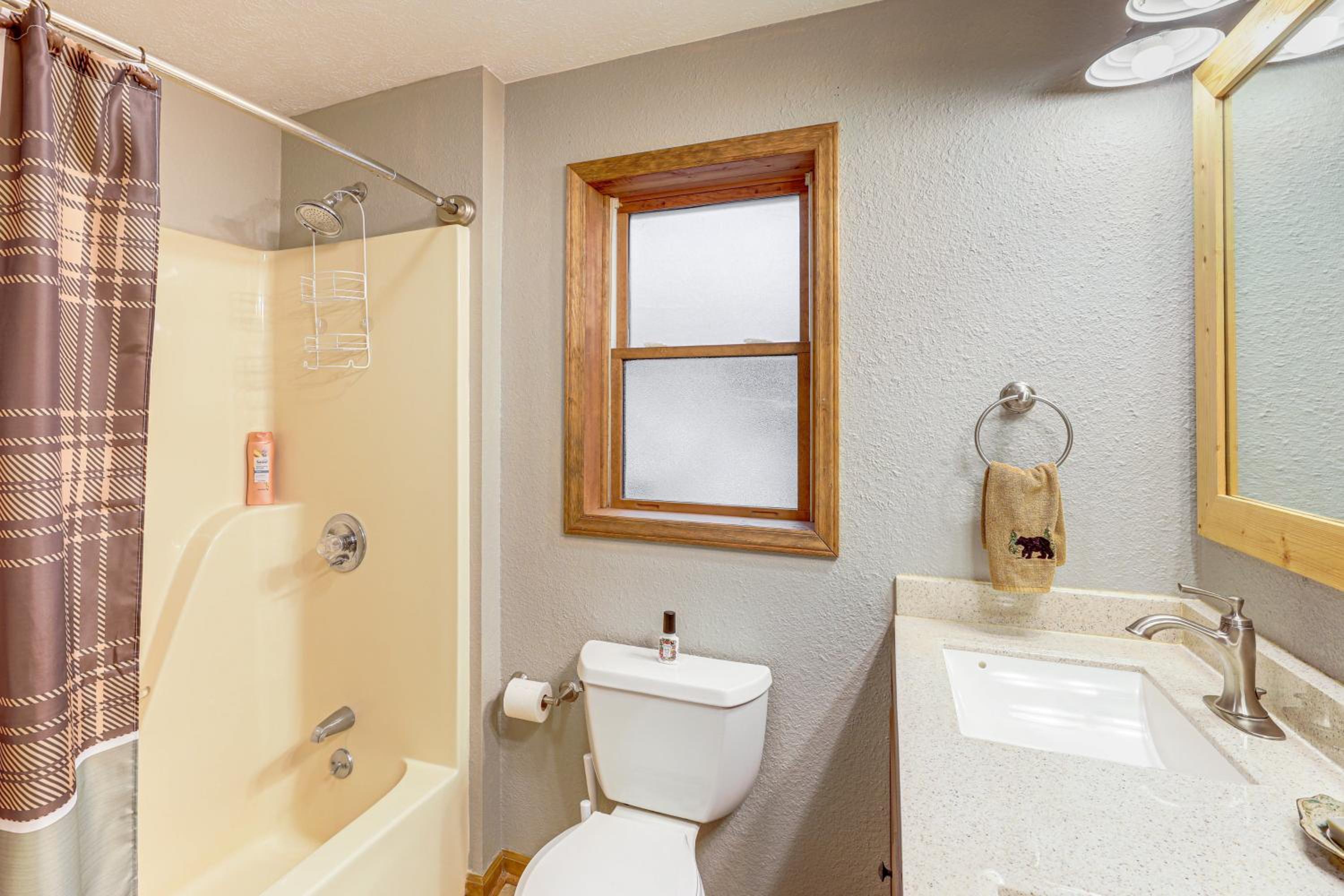 Woodland Gem with Pool Access Linville Land Harbor