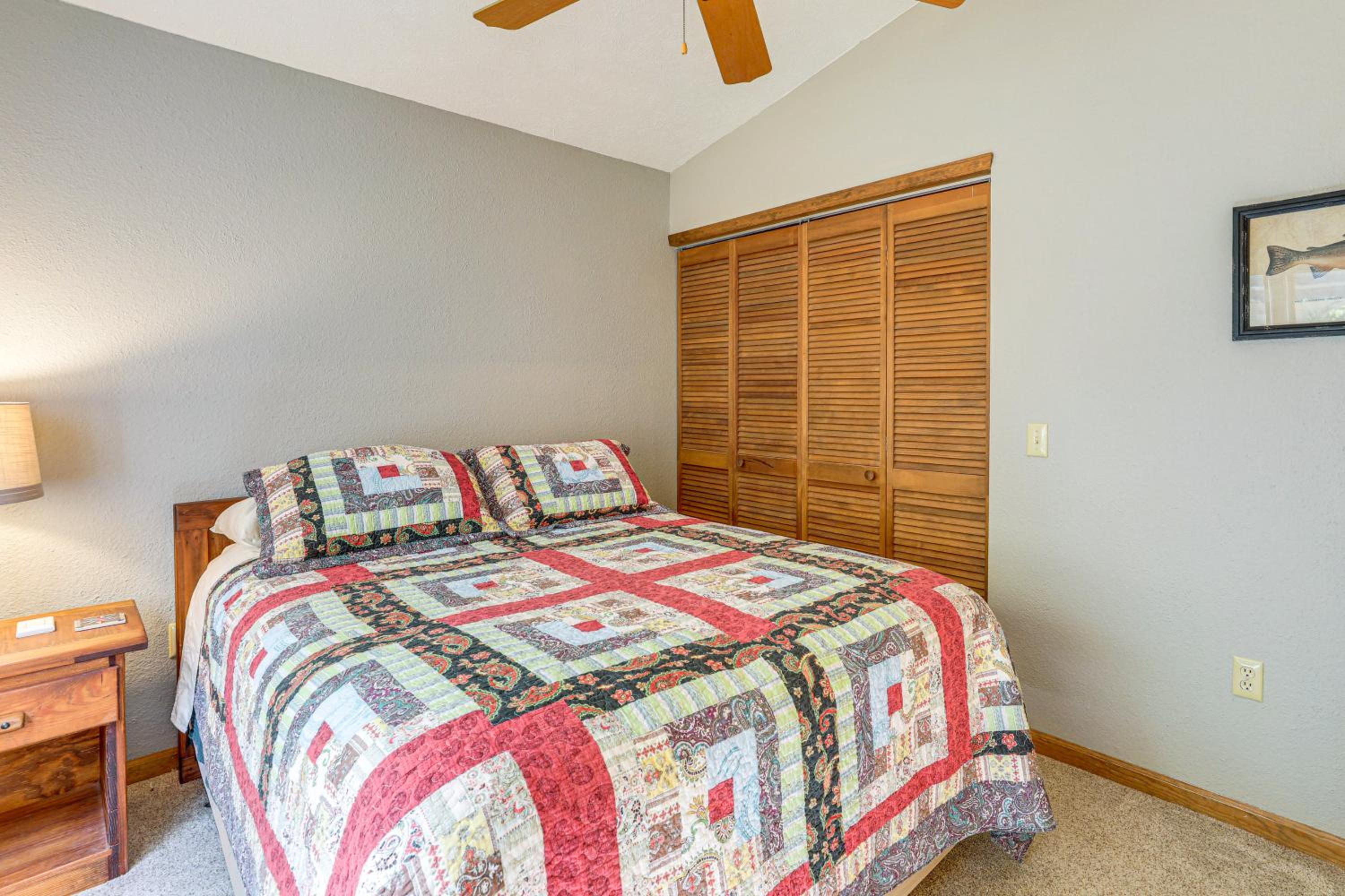 Woodland Gem with Pool Access Linville Land Harbor