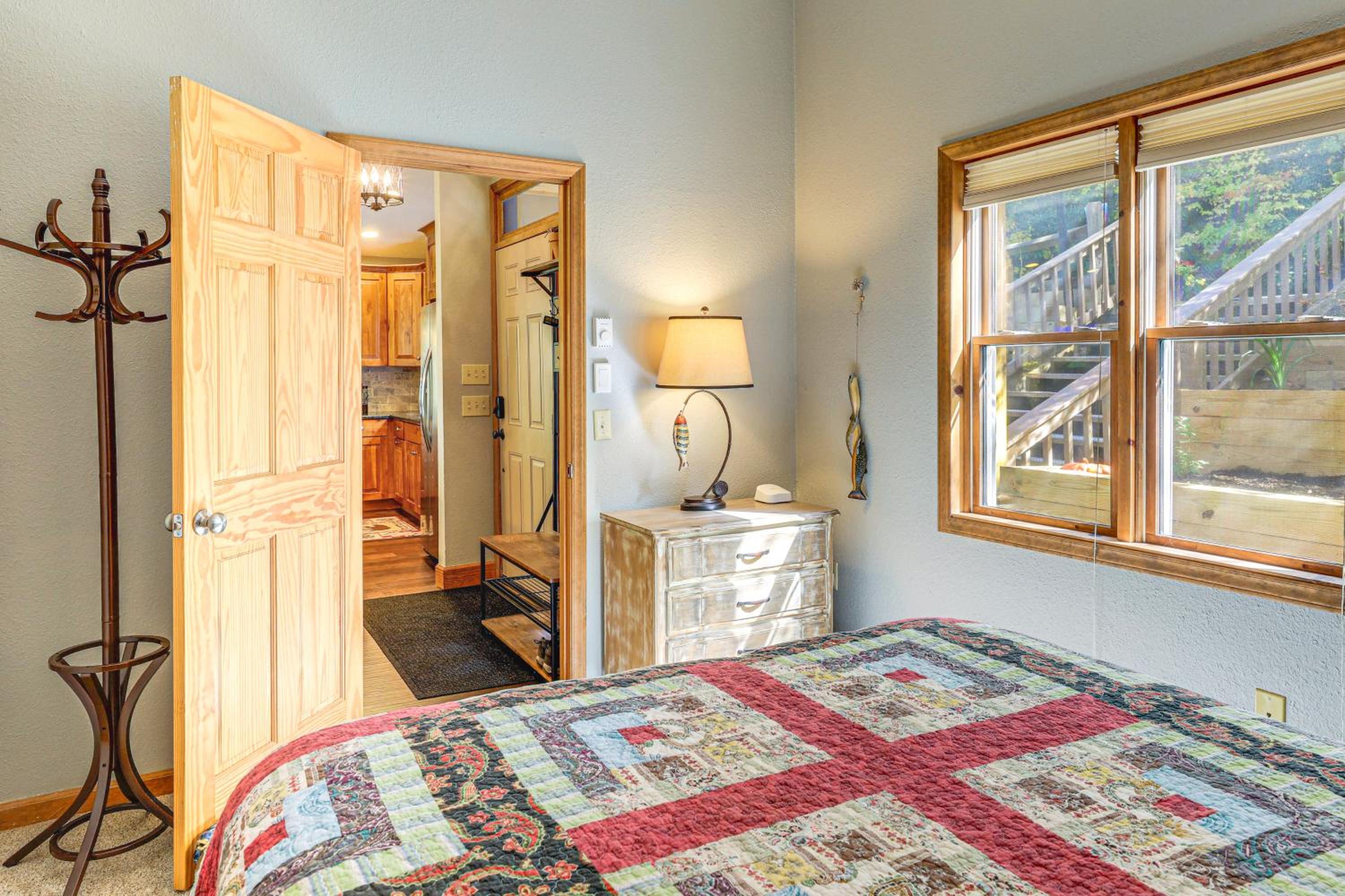 Woodland Gem with Pool Access Linville Land Harbor