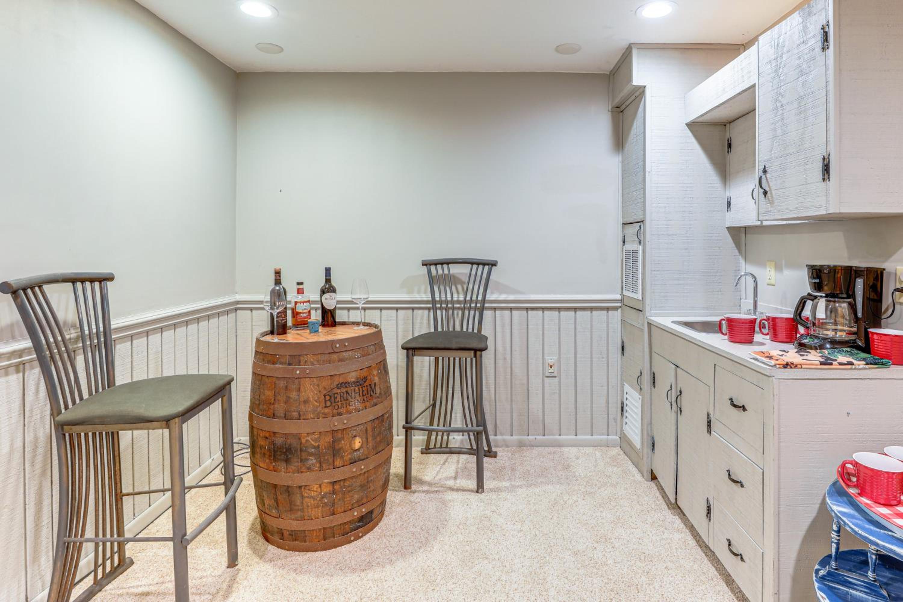 Woodland Gem with Pool Access Linville Land Harbor