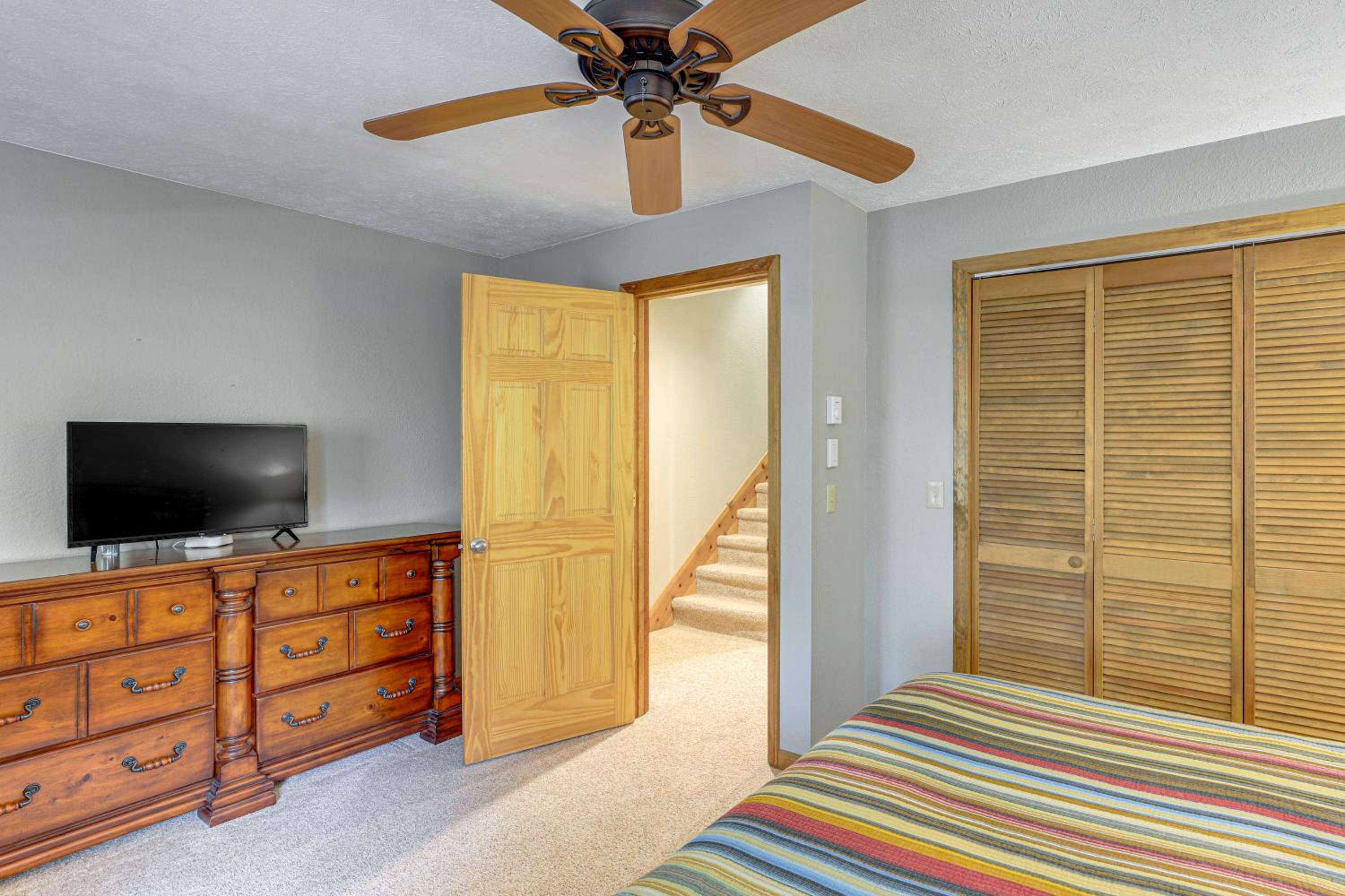 Woodland Gem with Pool Access Linville Land Harbor
