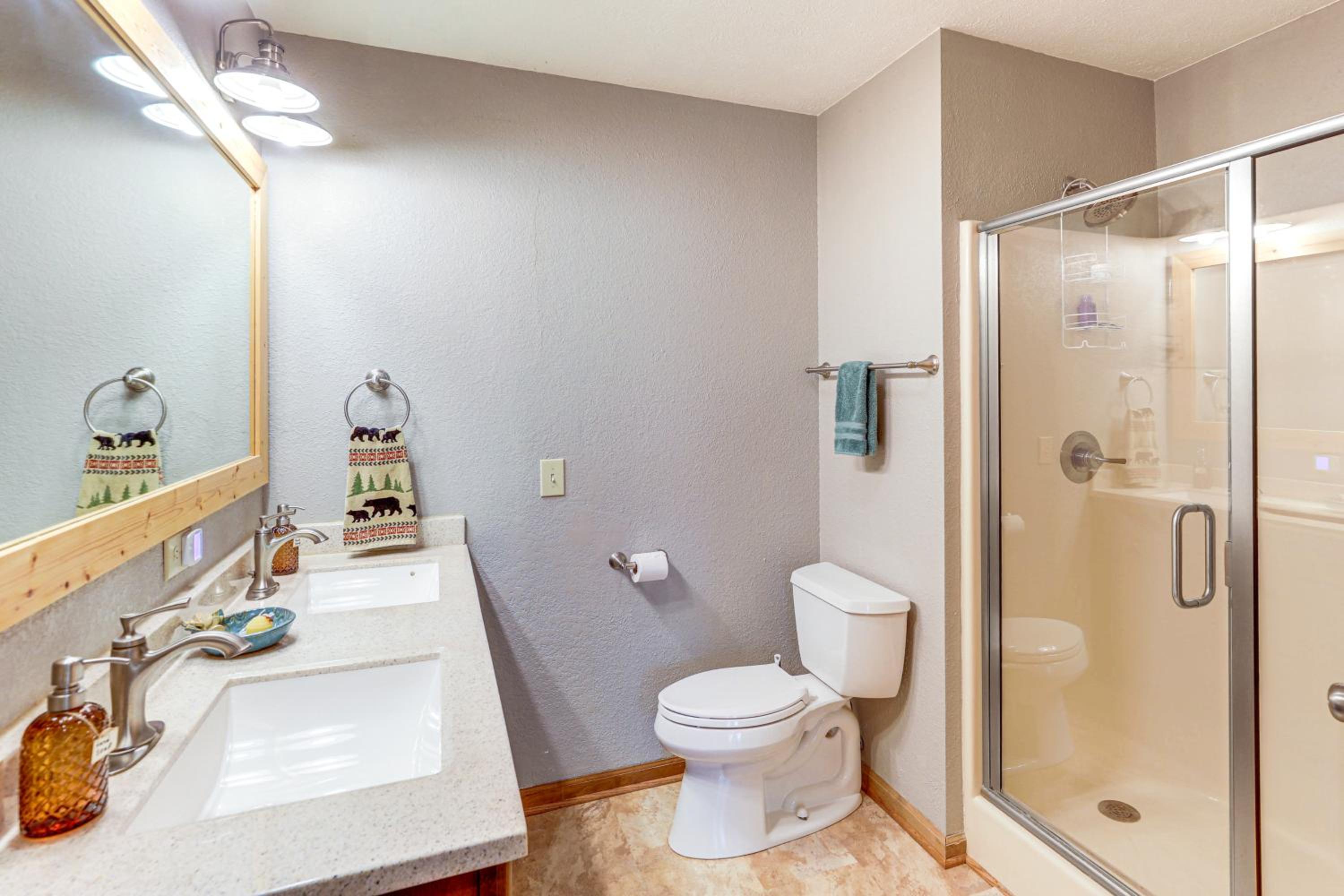 Woodland Gem with Pool Access Linville Land Harbor