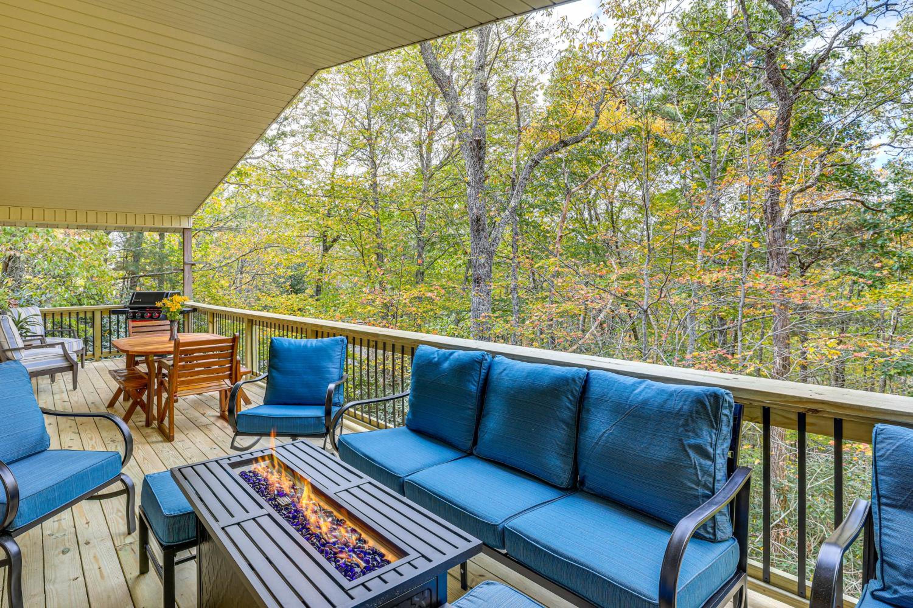 Woodland Gem with Pool Access Linville Land Harbor