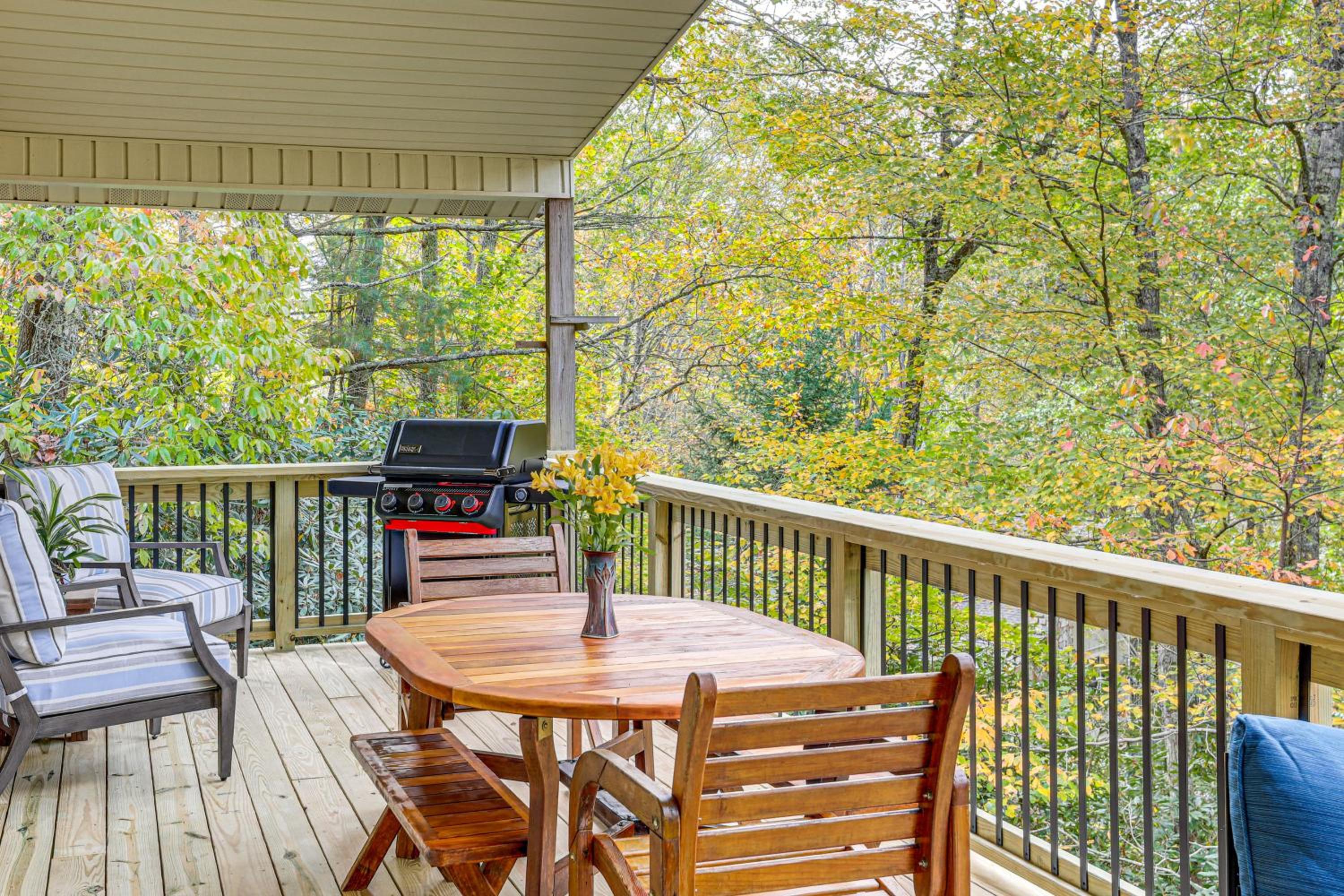 Woodland Gem with Pool Access Linville Land Harbor