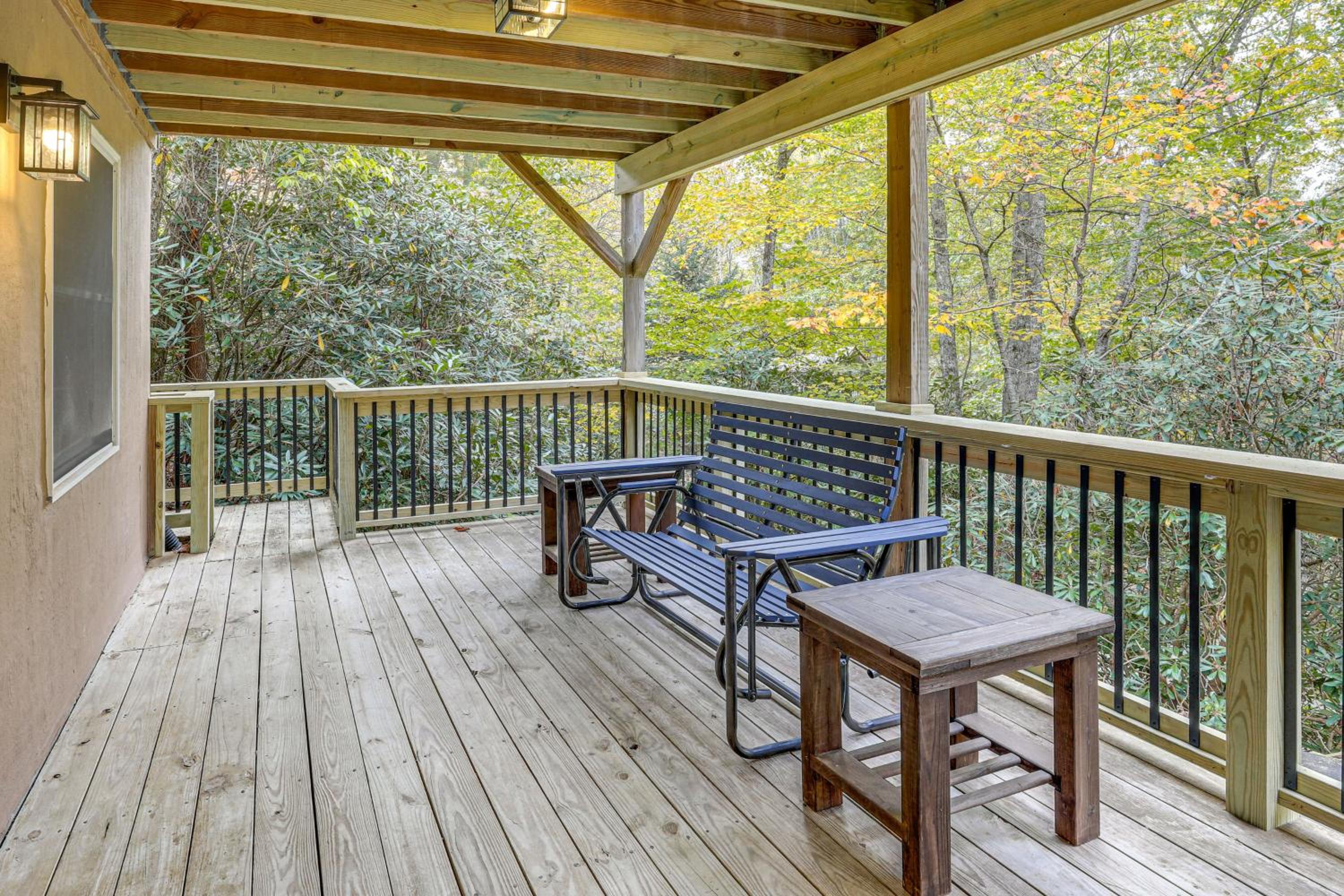 Woodland Gem with Pool Access Linville Land Harbor