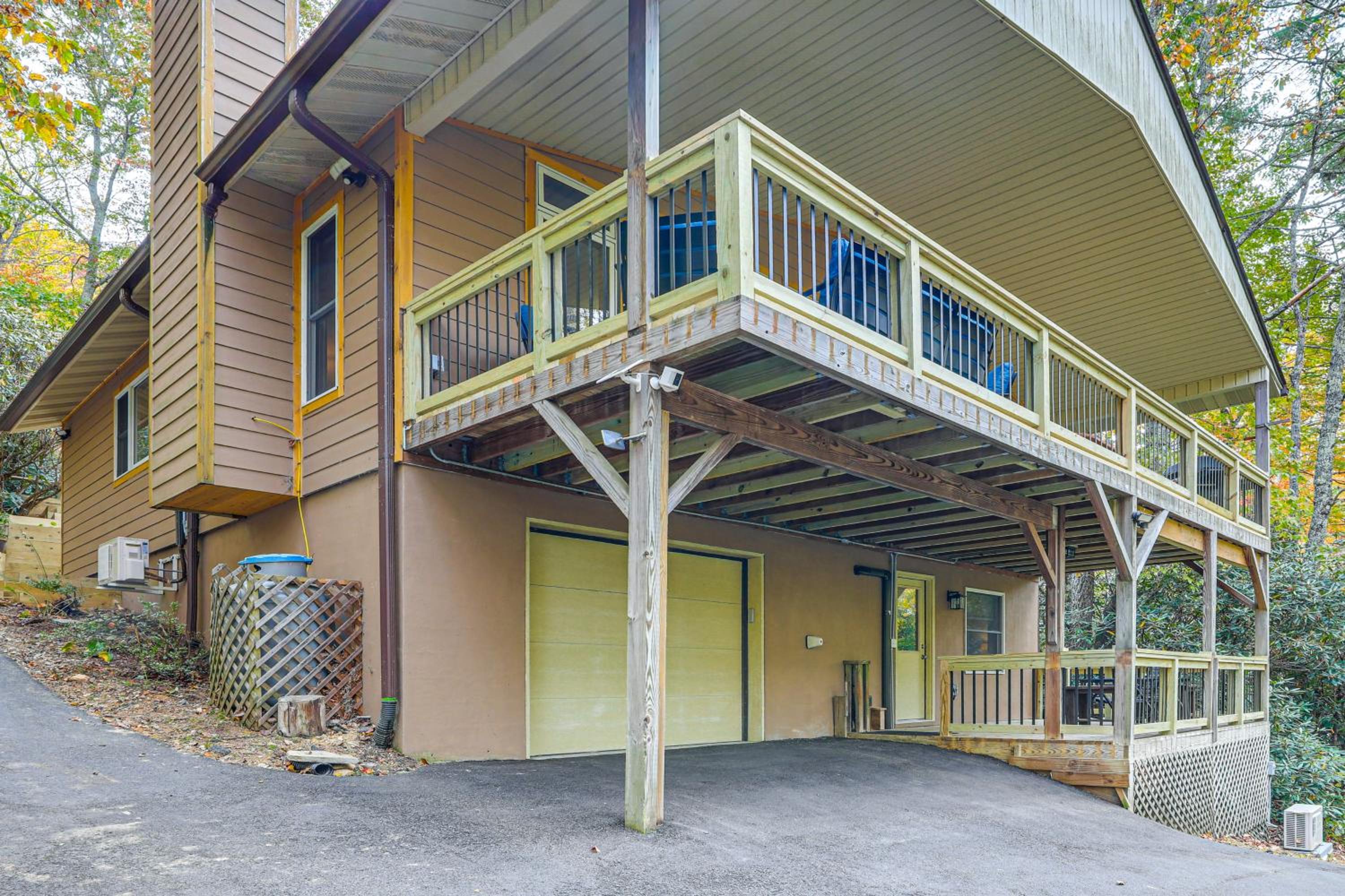 Woodland Gem with Pool Access Linville Land Harbor