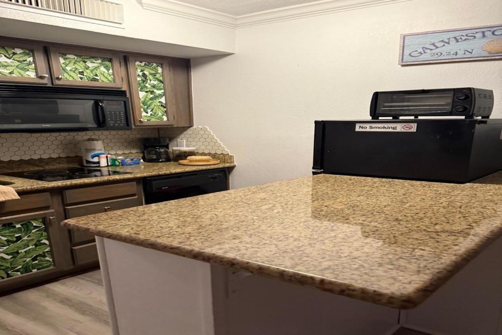 Ocean Front Condo - 3 Bdrms - Hot Tubs - 2 Pools - Gym - Tennis ct - Shoreline Stays