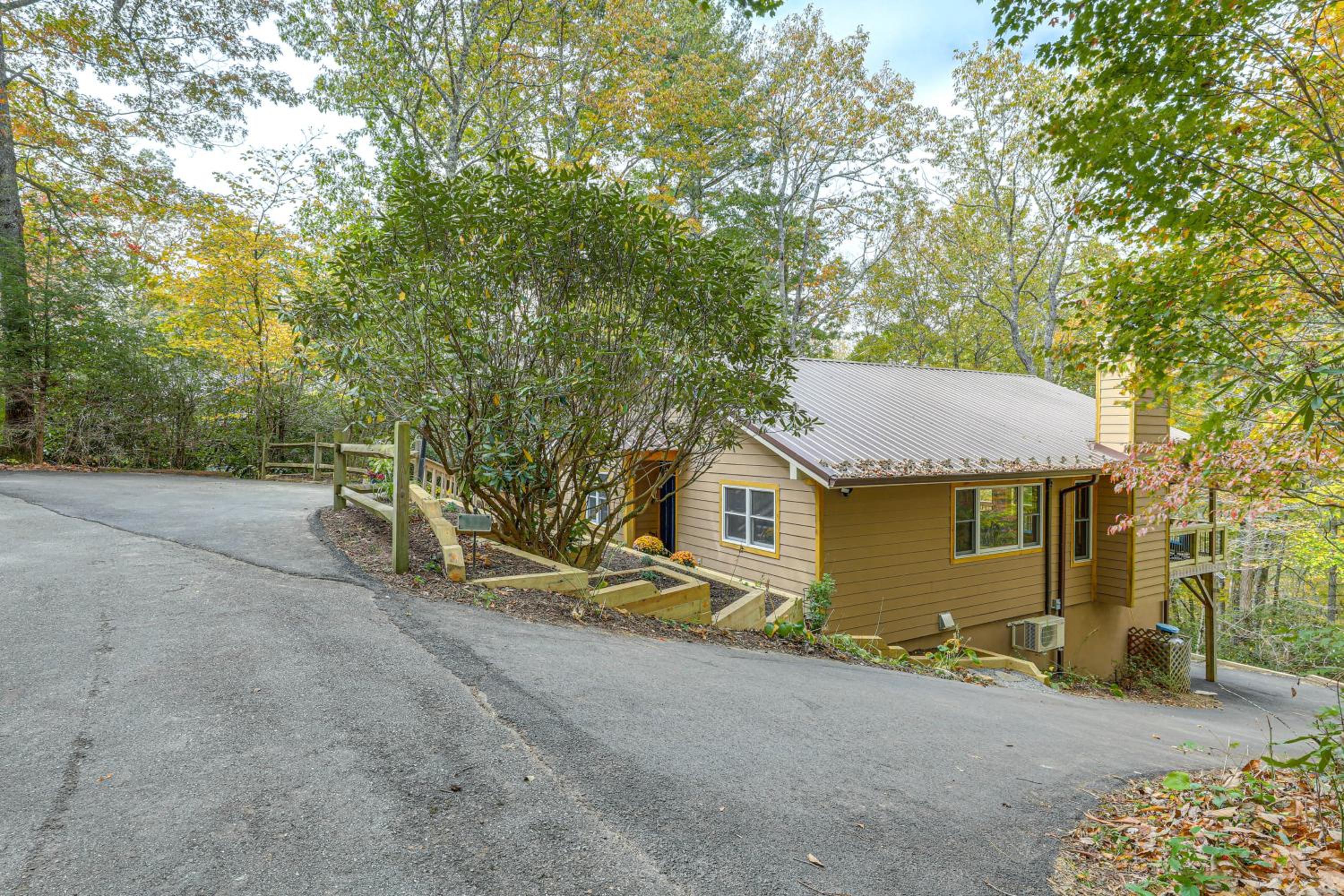 Woodland Gem with Pool Access Linville Land Harbor