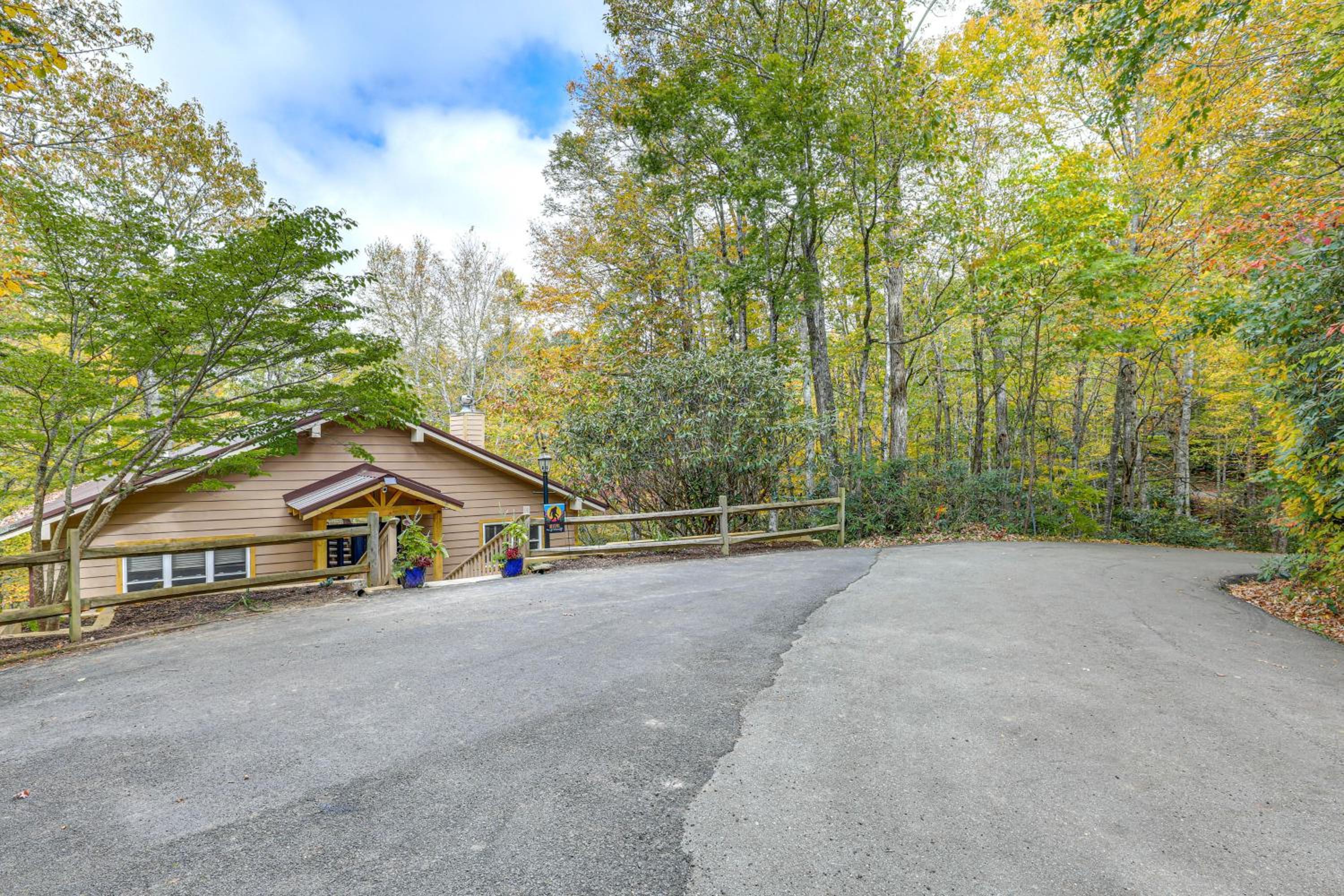 Woodland Gem with Pool Access Linville Land Harbor