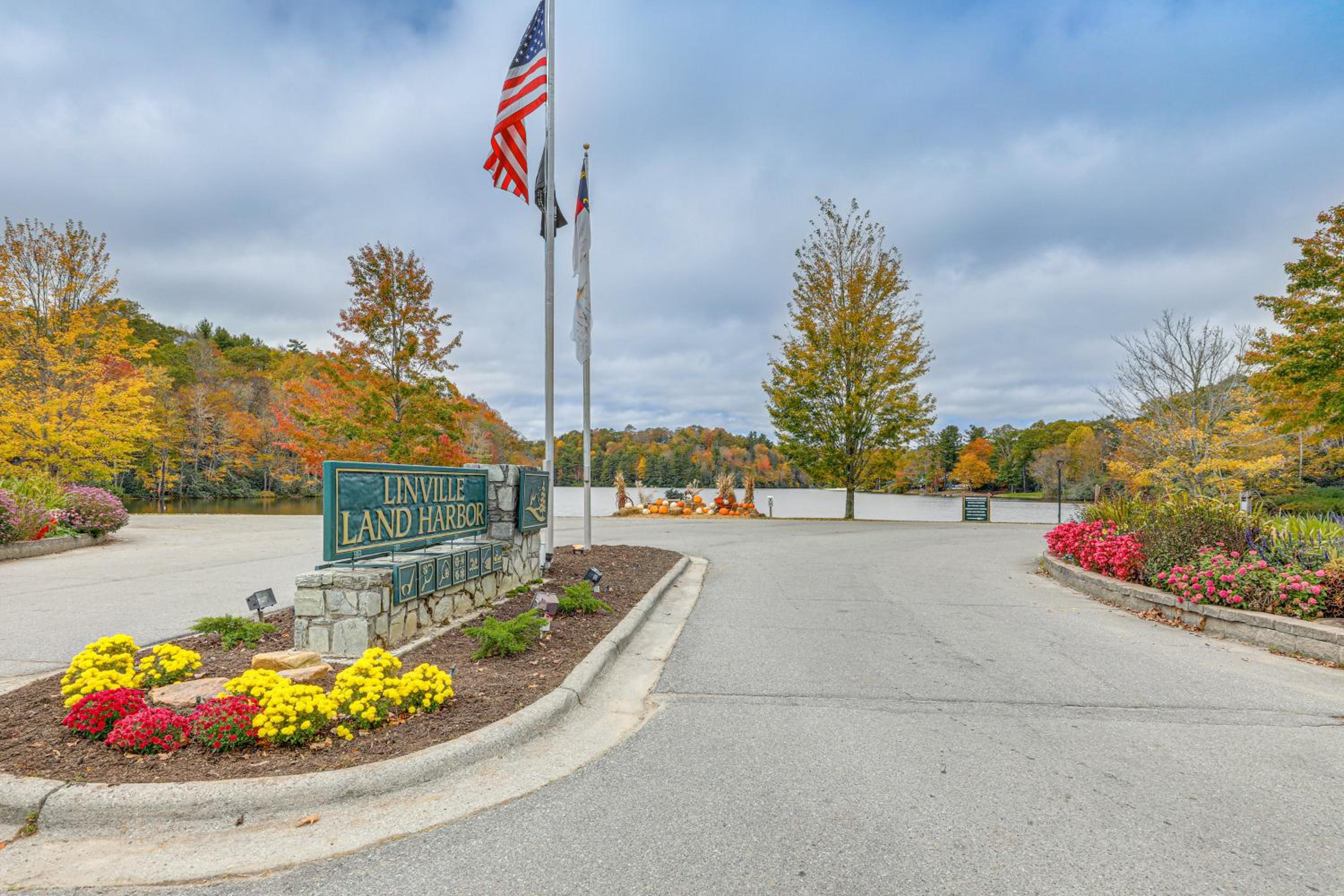Woodland Gem with Pool Access Linville Land Harbor