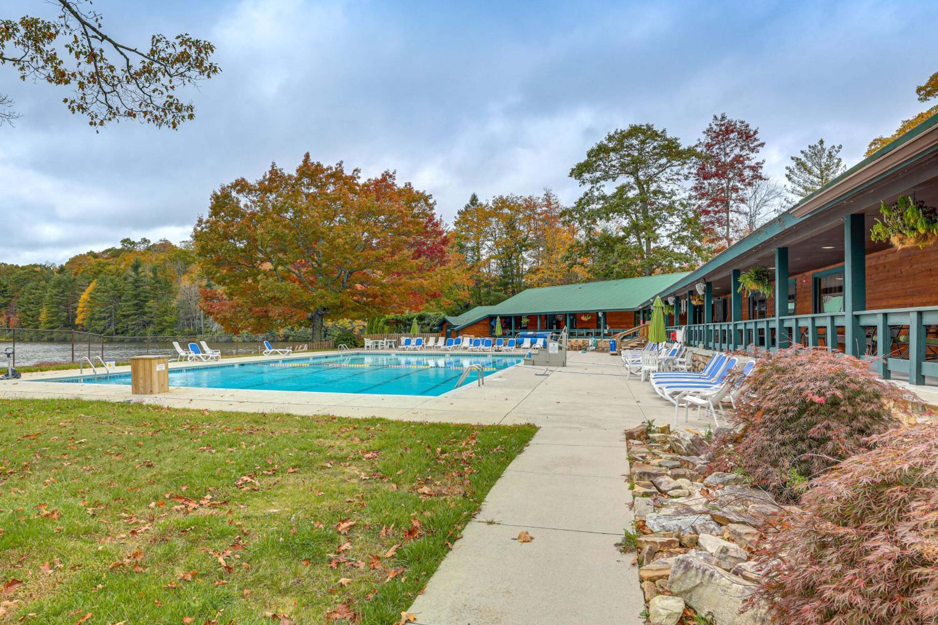 Woodland Gem with Pool Access Linville Land Harbor