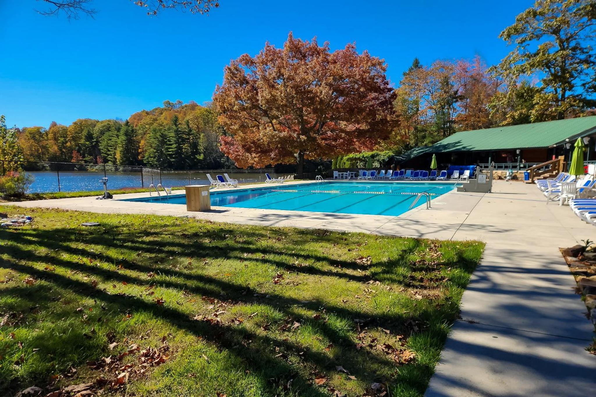 Woodland Gem with Pool Access Linville Land Harbor