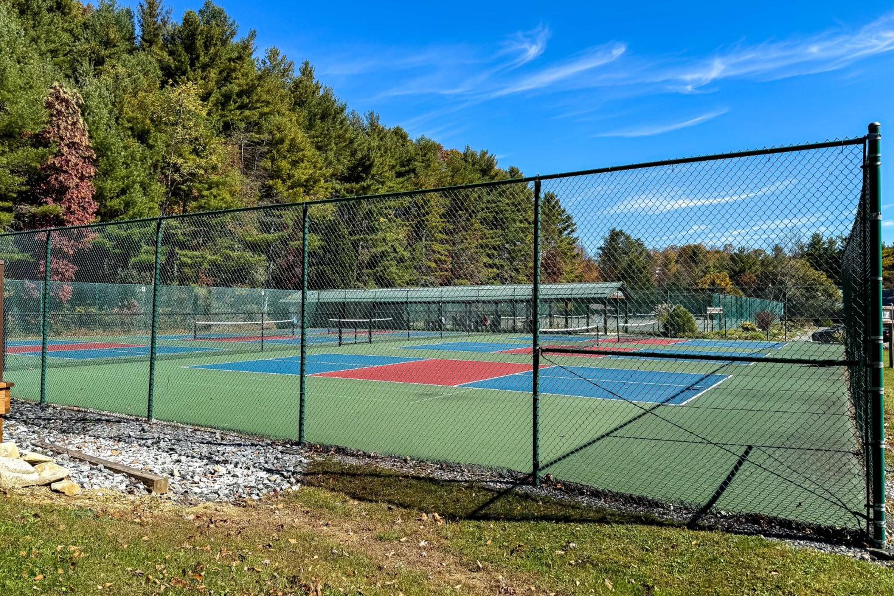 Woodland Gem with Pool Access Linville Land Harbor