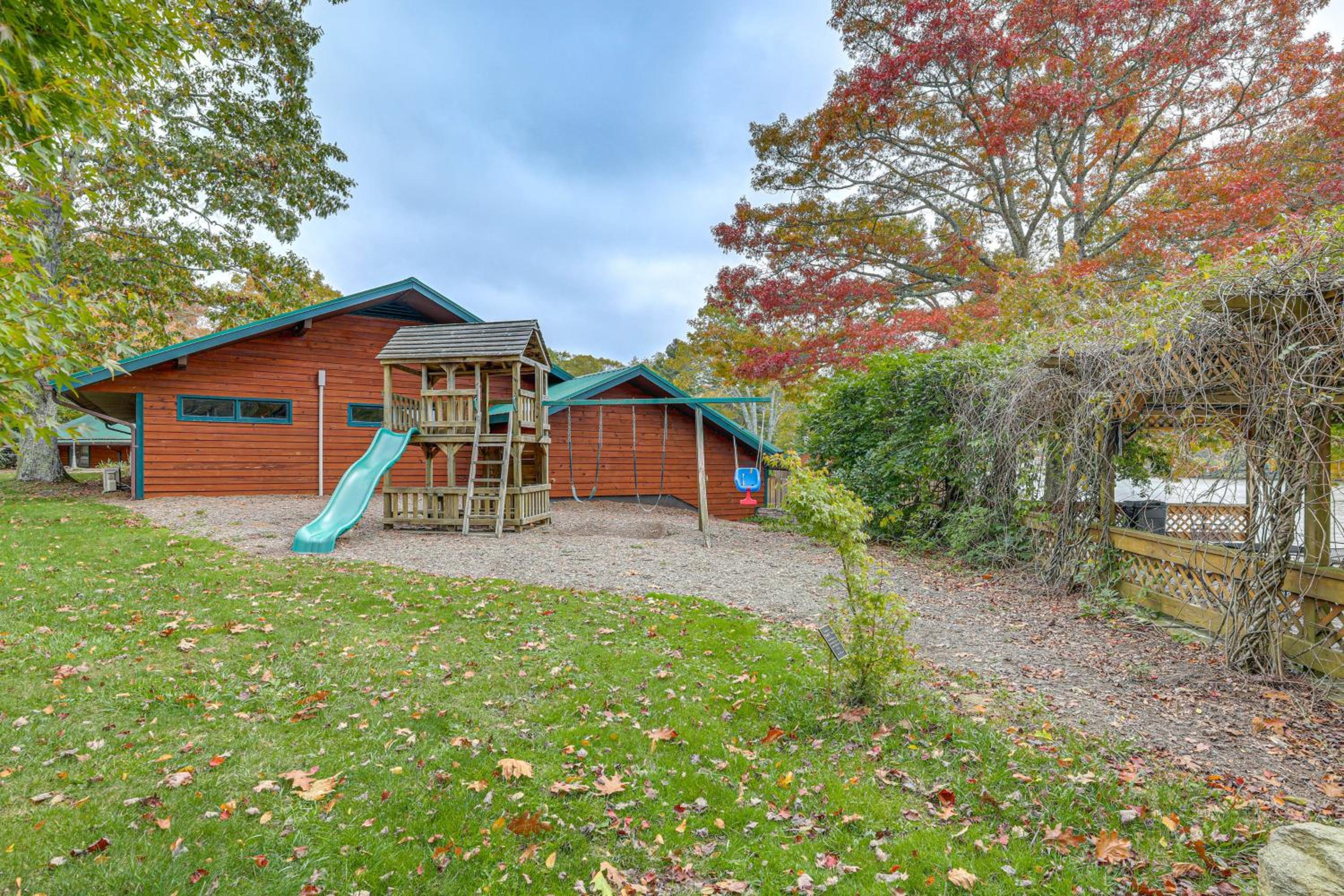 Woodland Gem with Pool Access Linville Land Harbor