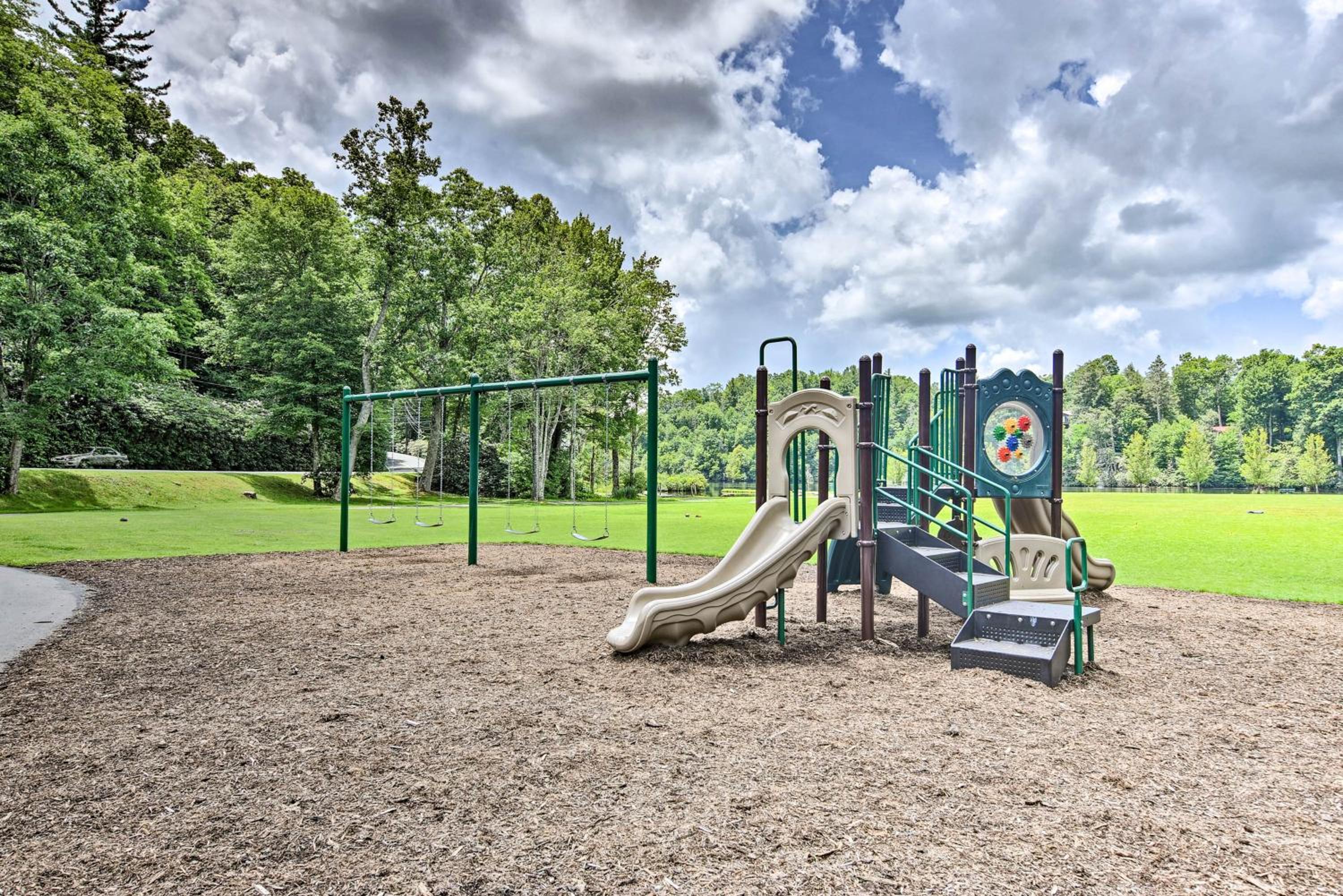 Woodland Gem with Pool Access Linville Land Harbor