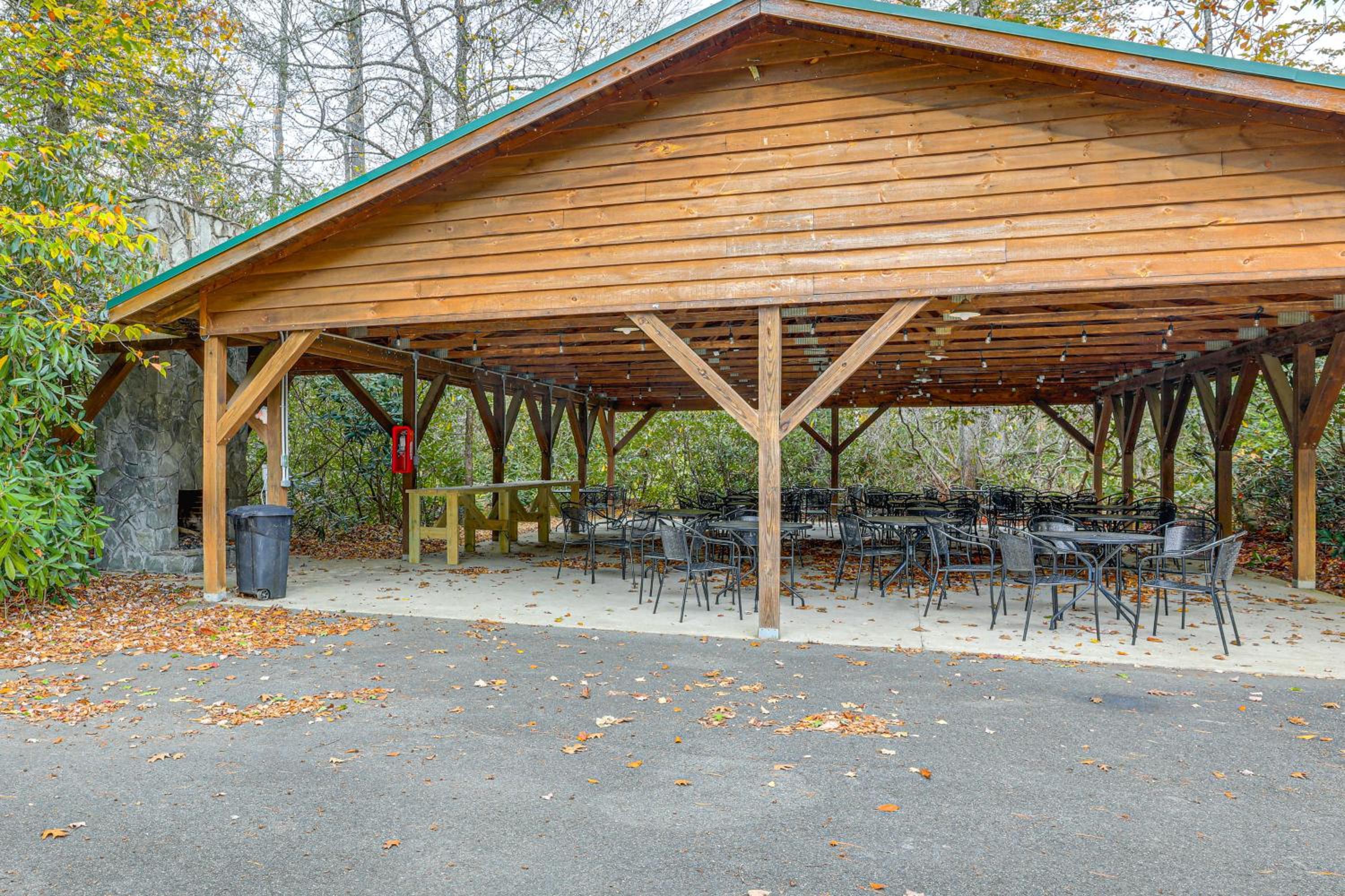 Woodland Gem with Pool Access Linville Land Harbor