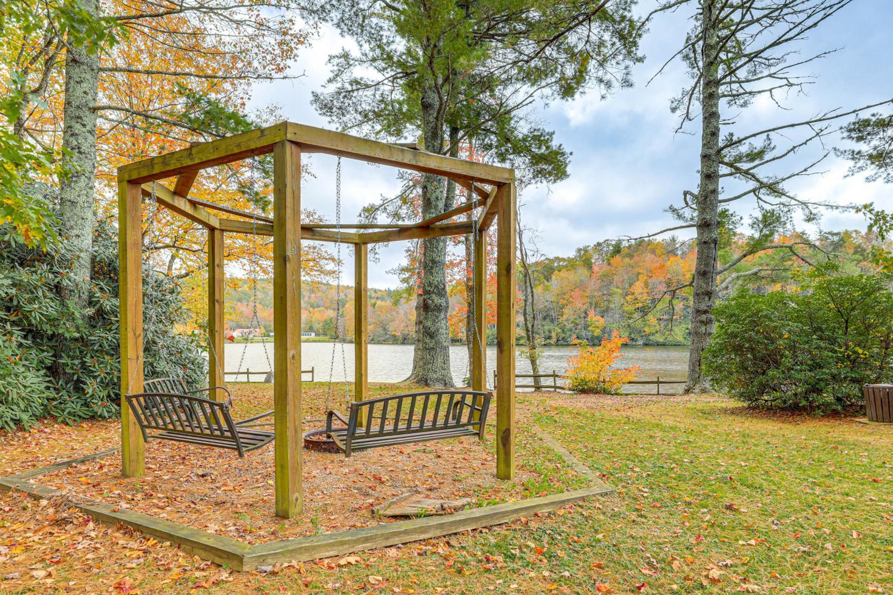 Woodland Gem with Pool Access Linville Land Harbor