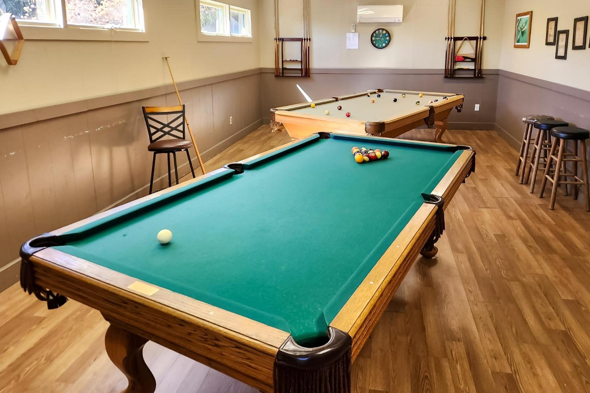 Woodland Gem with Pool Access Linville Land Harbor
