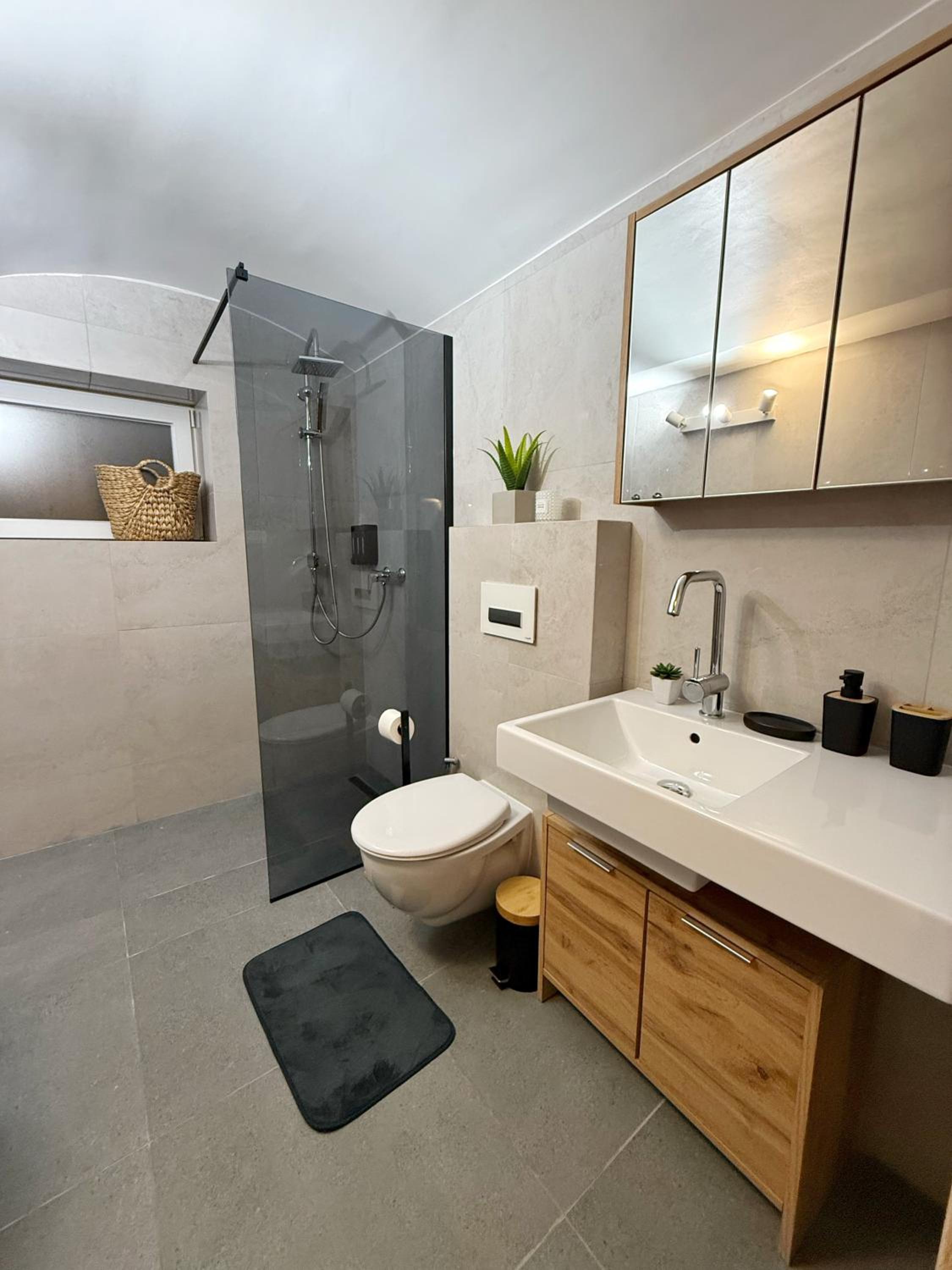 URBAN BASE CELJE Apartment with FREE Parking & Terrace