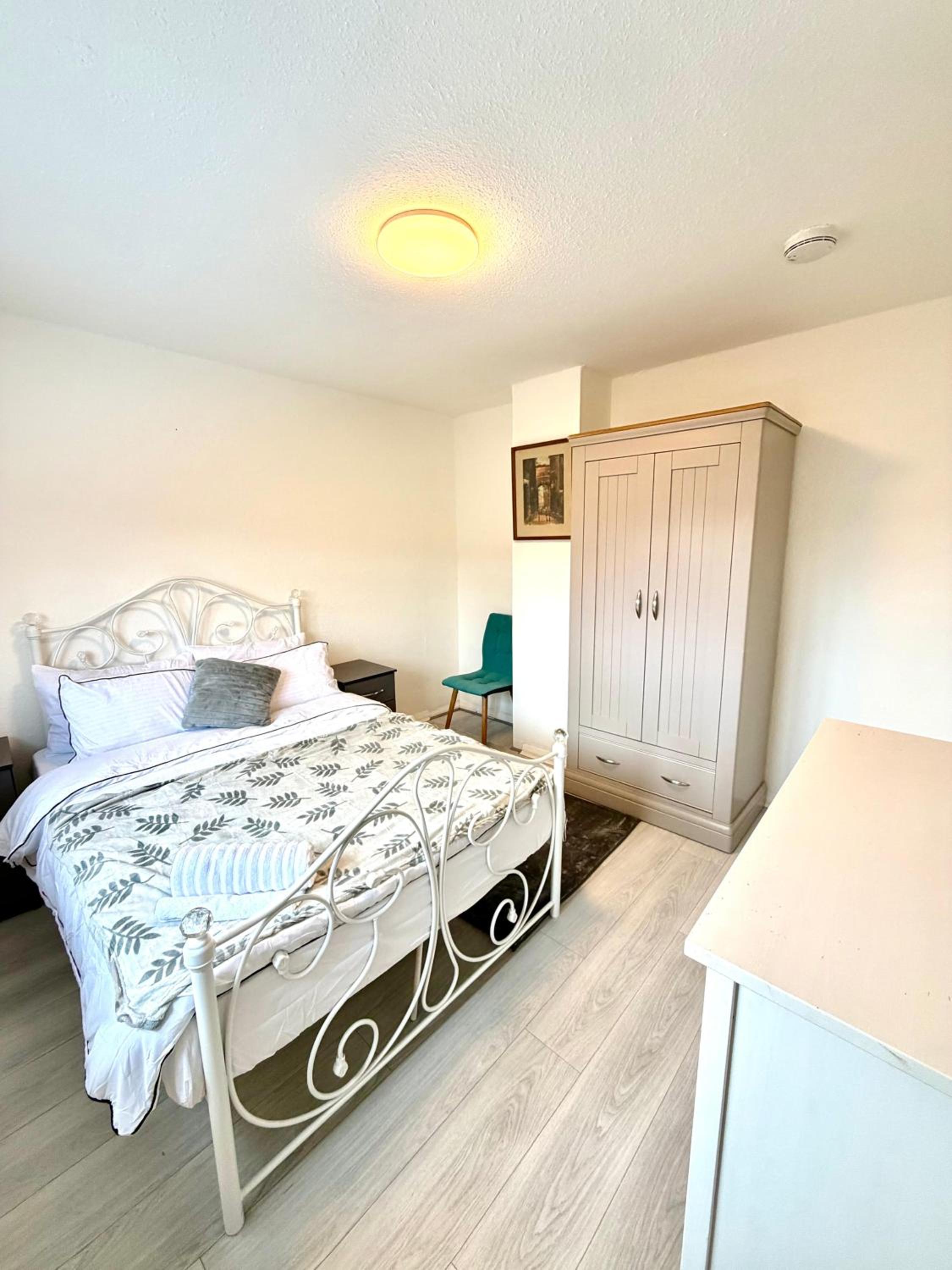 4 Bedrooms House CheapUKholiday