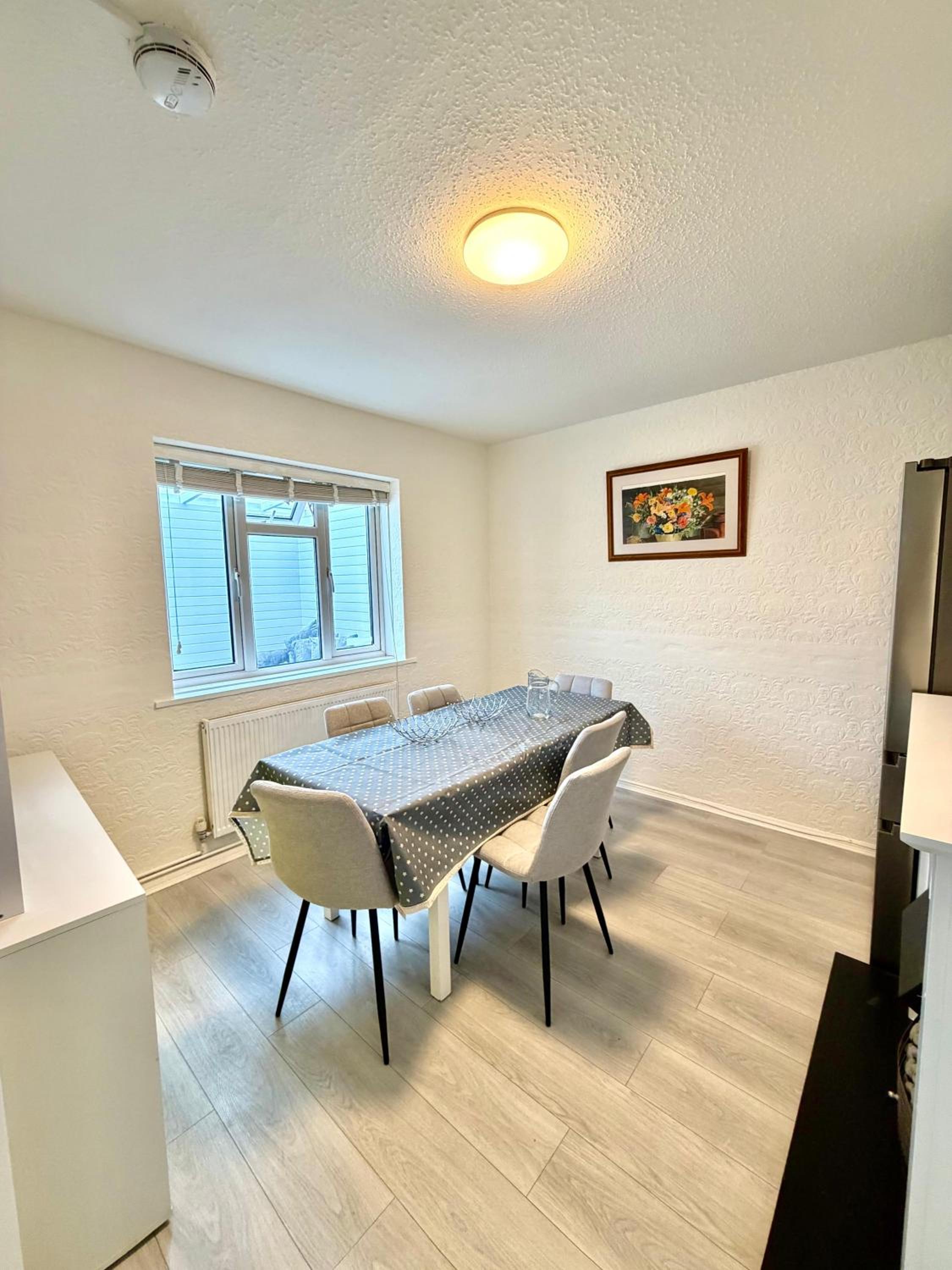 4 Bedrooms House CheapUKholiday