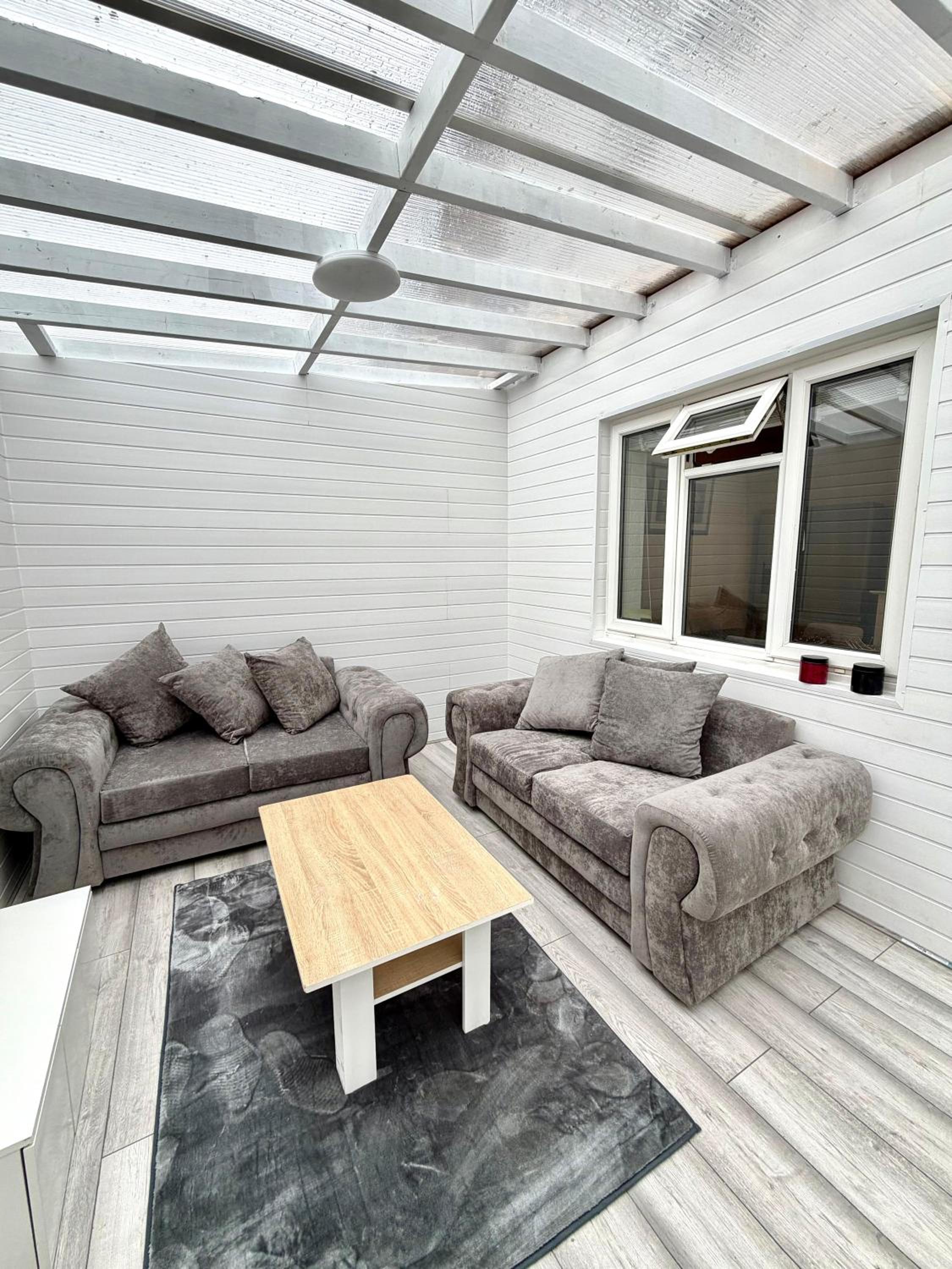 4 Bedrooms House CheapUKholiday