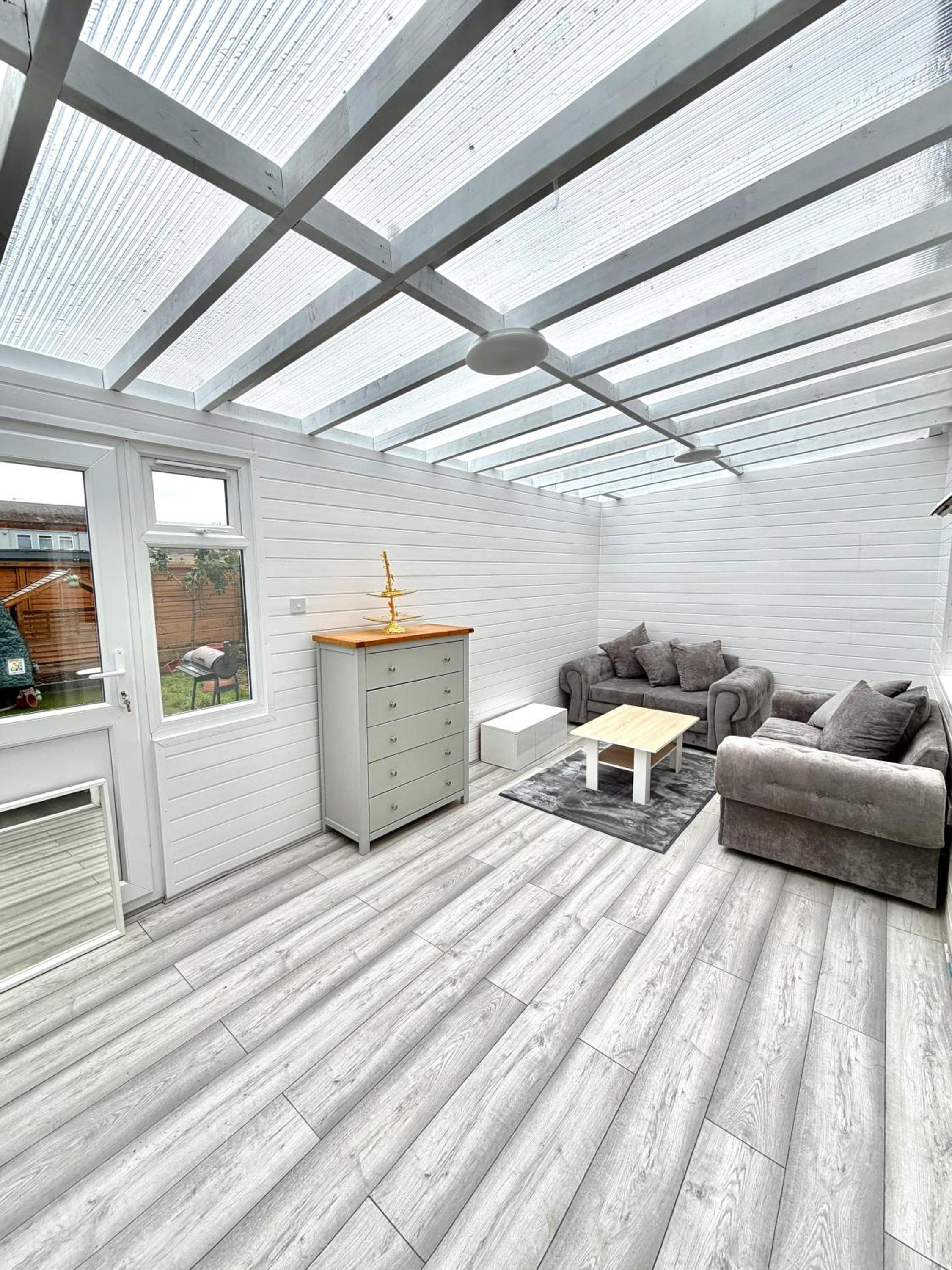 4 Bedrooms House CheapUKholiday