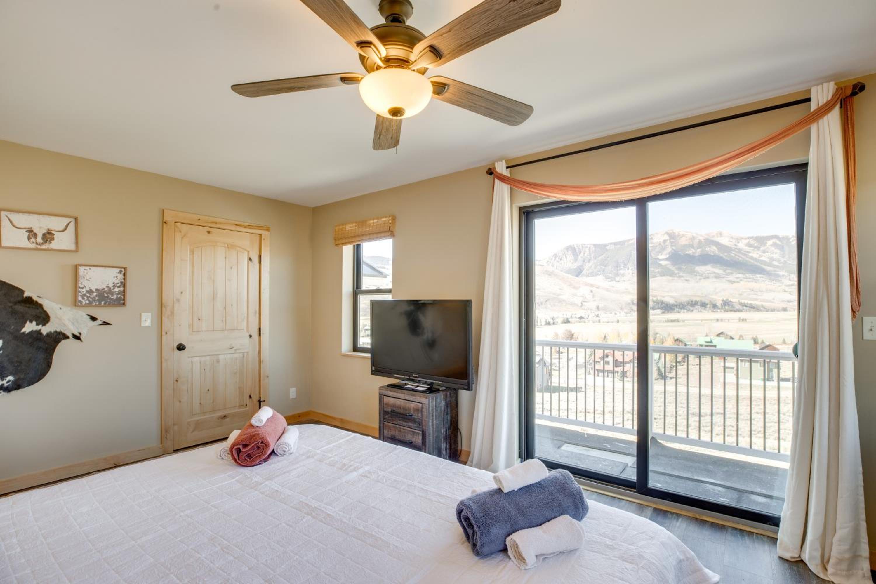 10 Mi to Slopes! Mtn-View Crested Butte Retreat