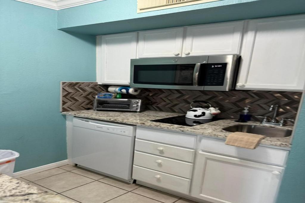 Ocean Views - Heated Pool - Hot Tub - Corner Unit - steps to beach - SS 29