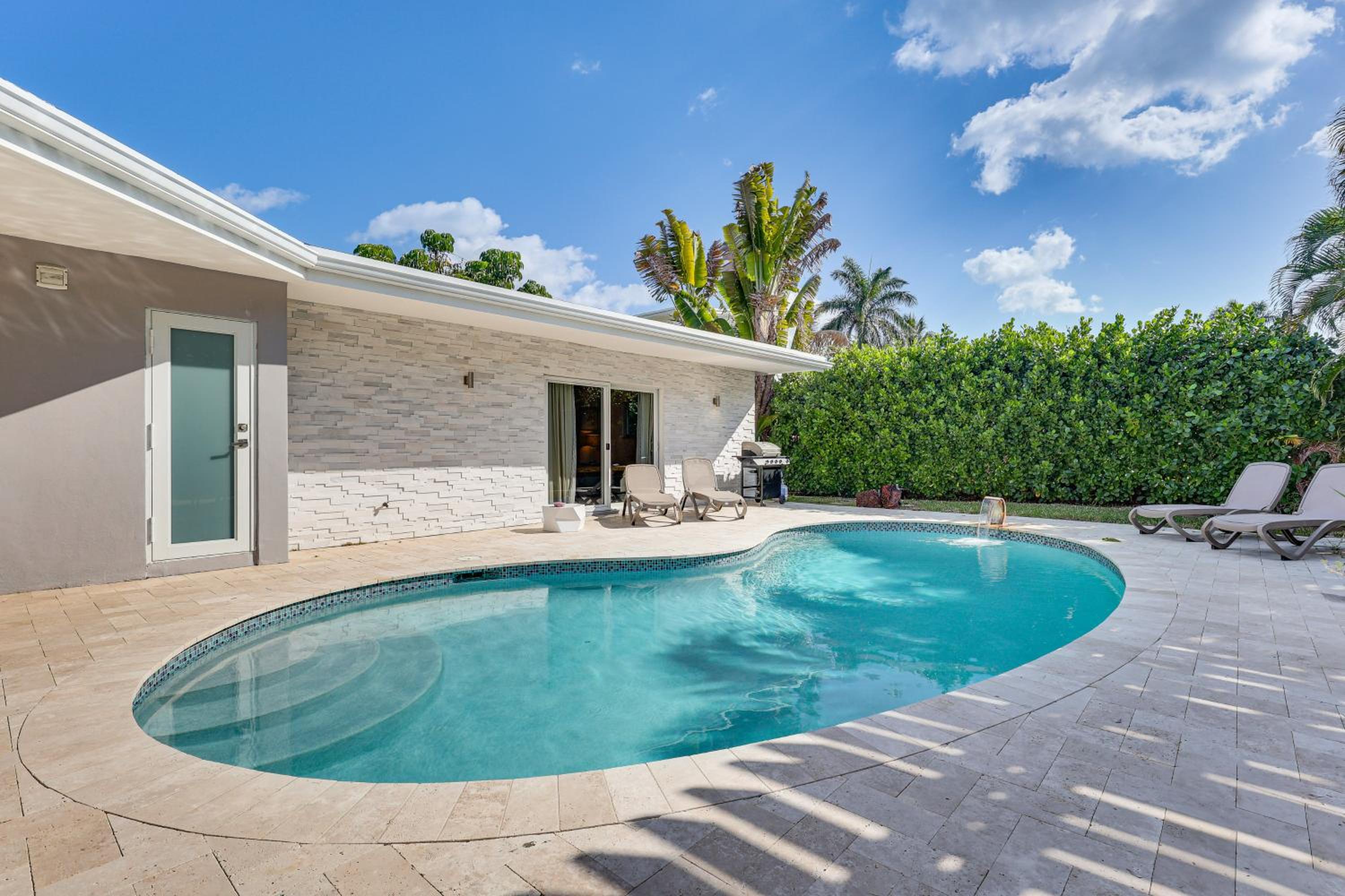 Relax in the Sun! Gem 1 Mi to Las Olas Beach