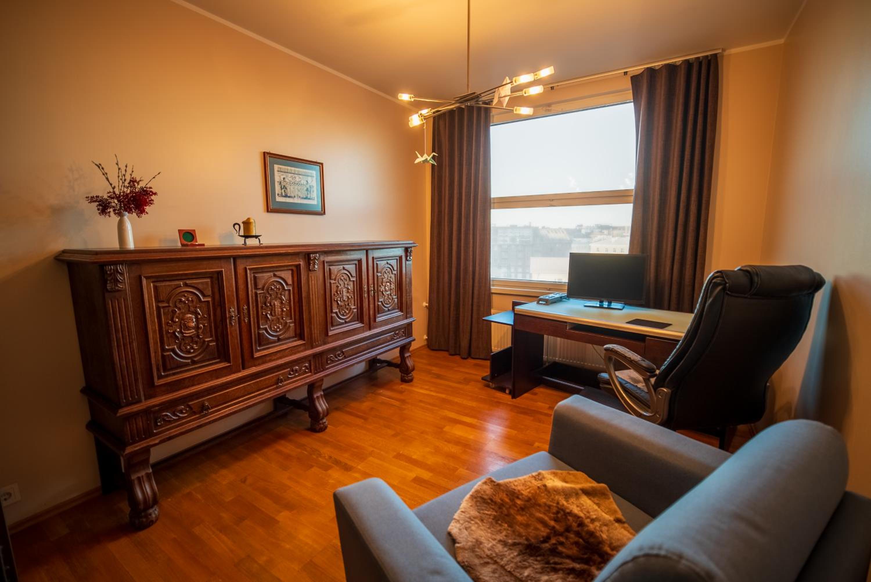100 square meter 4-room central smart apt