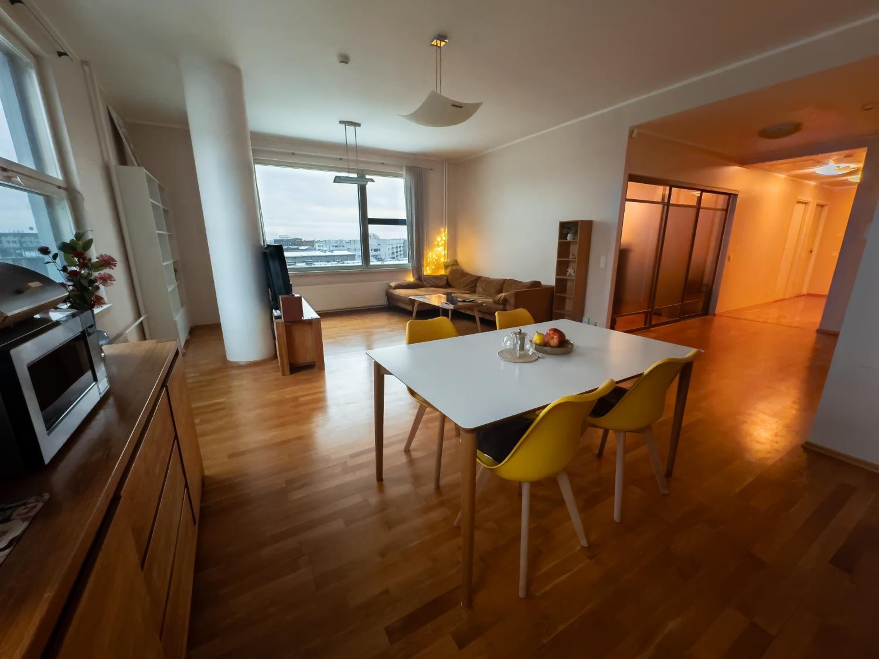 100 square meter 4-room central smart apt