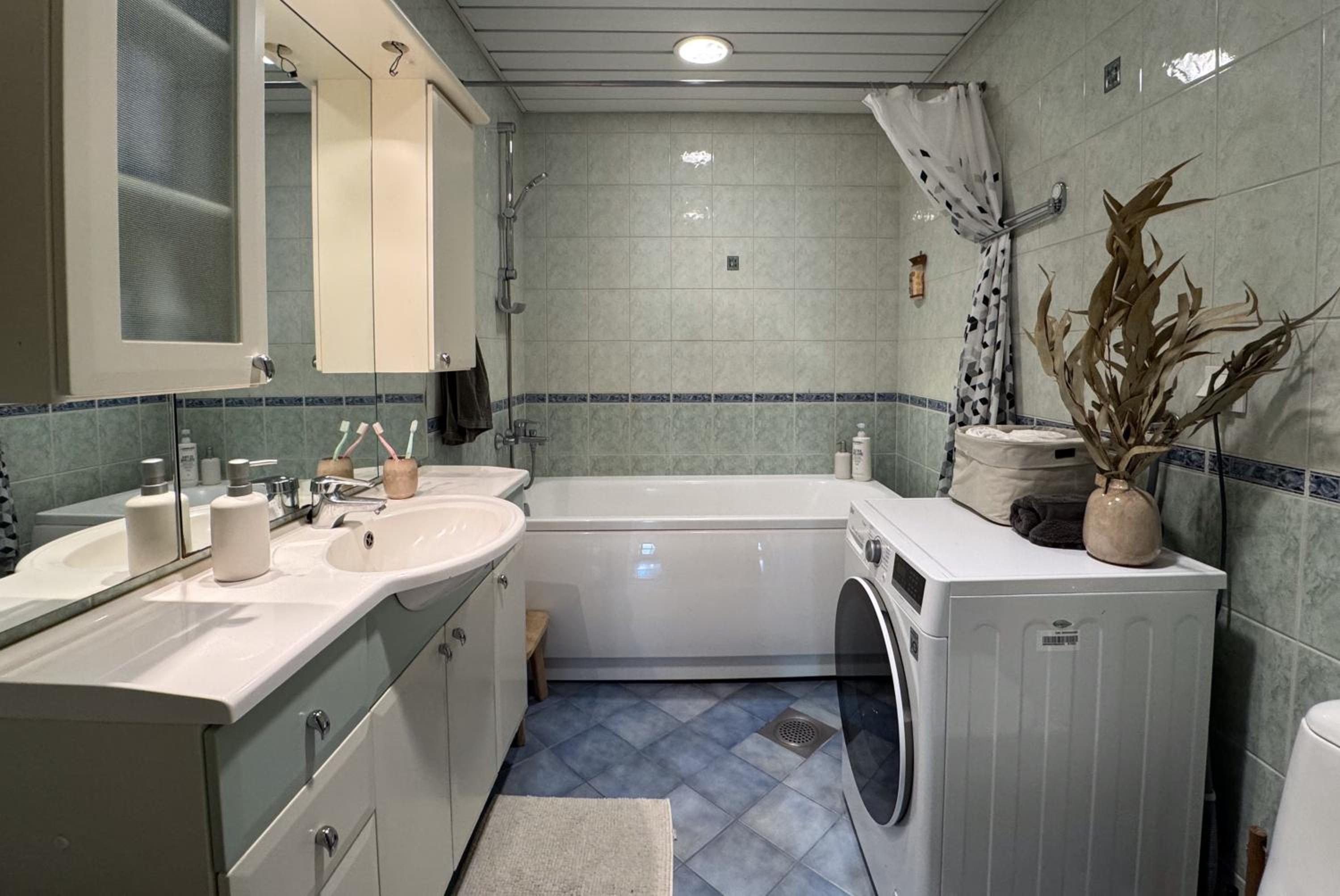 100 square meter 4-room central smart apt