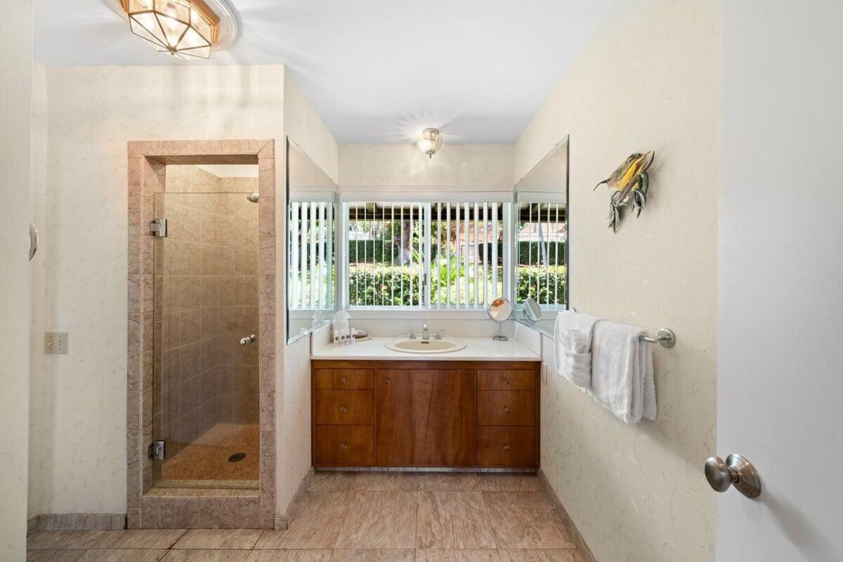 Hale Kalapu · Large Home 180° Ocean Views Walk2Beach Hale Kalapu