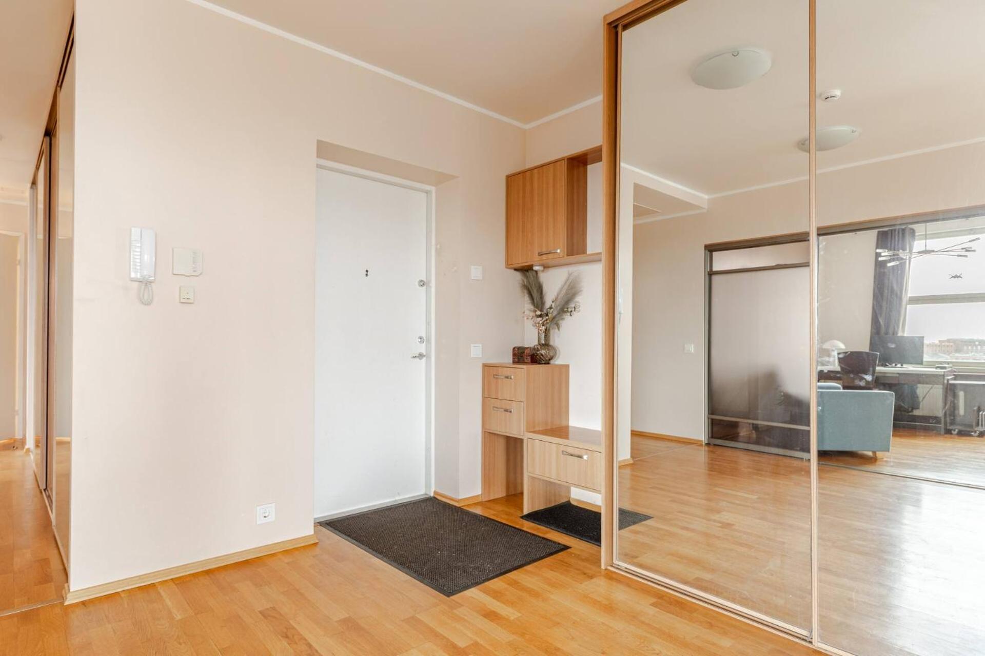 100 square meter 4-room central smart apt
