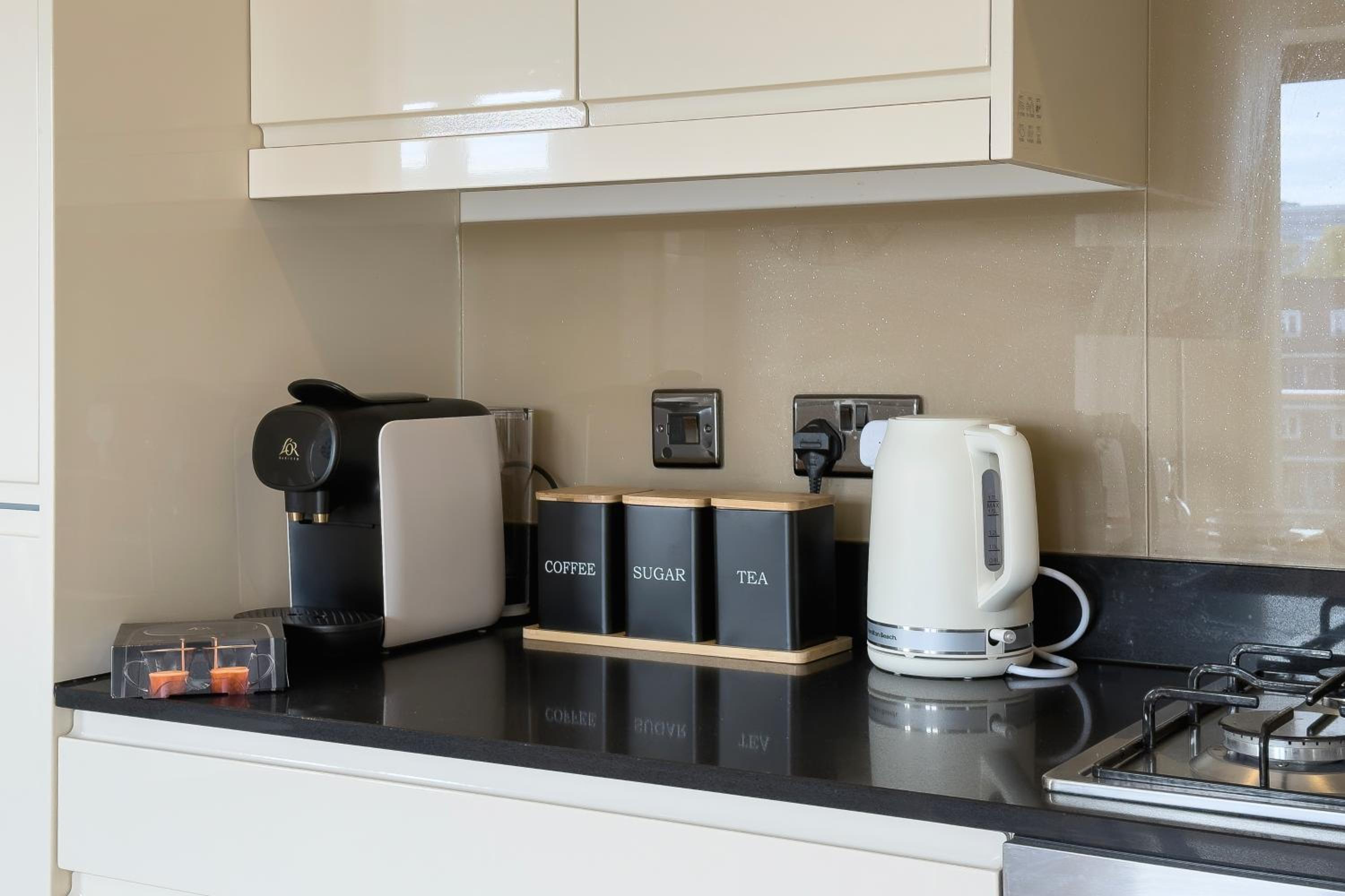 Modern Top-Floor 2-Bedroom, 2-Bathroom Apartment with Lift & a Private Balcony, Sleeps 6