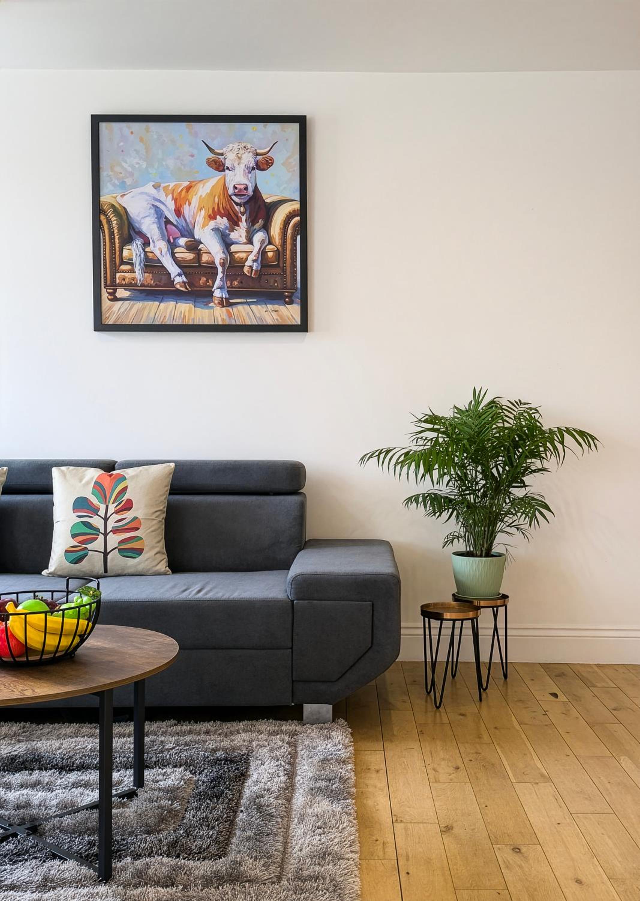 Modern Top-Floor 2-Bedroom, 2-Bathroom Apartment with Lift & a Private Balcony, Sleeps 6