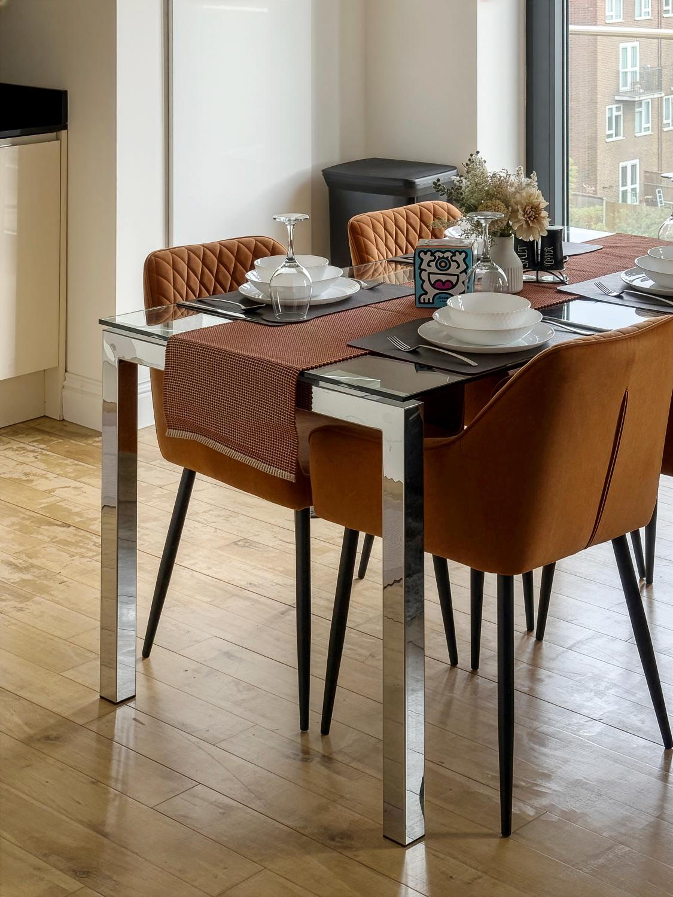 Modern Top-Floor 2-Bedroom, 2-Bathroom Apartment with Lift & a Private Balcony, Sleeps 6